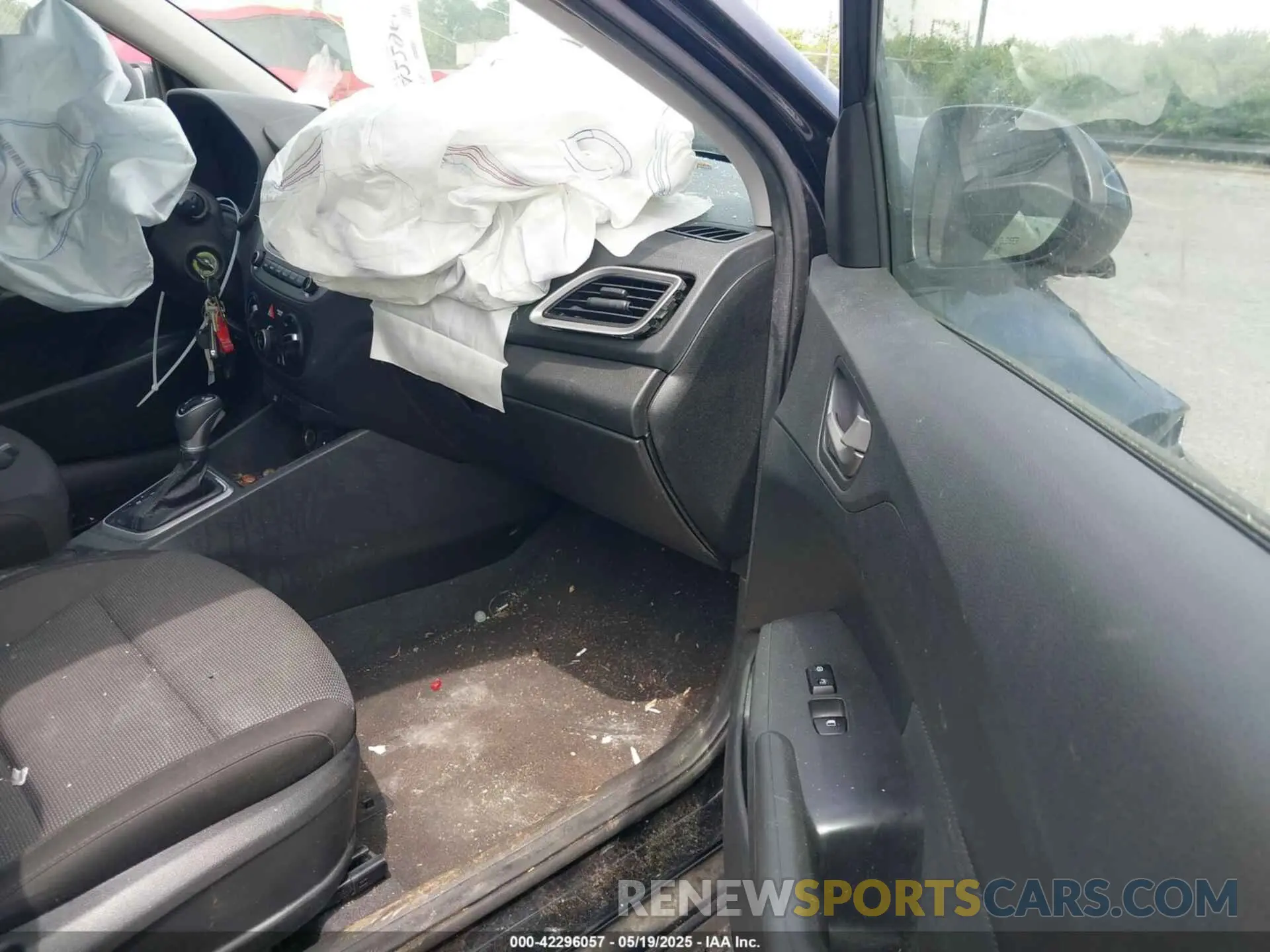 5 Photograph of a damaged car 3KPC24A64ME130636 HYUNDAI ACCENT 2021