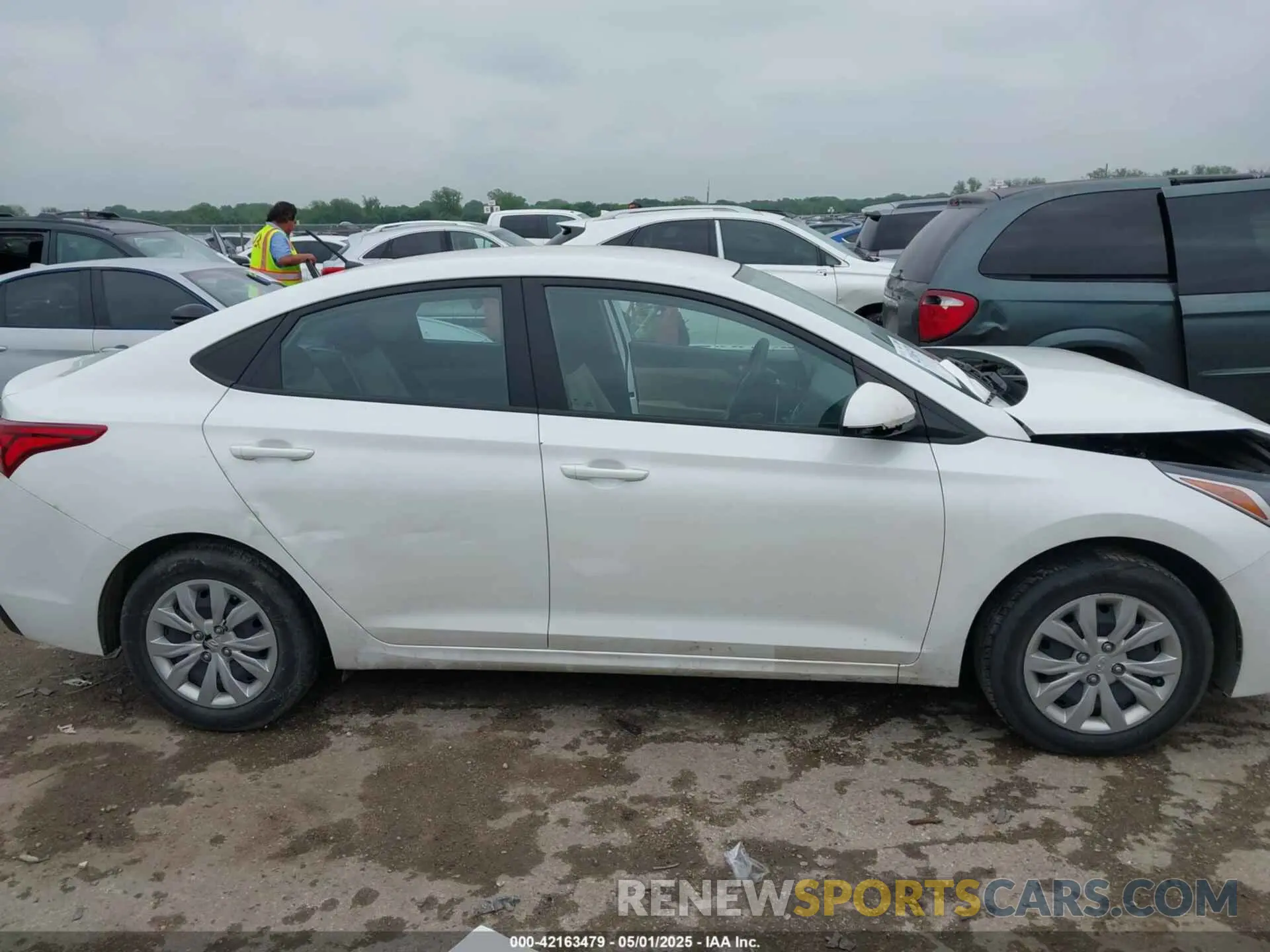 13 Photograph of a damaged car 3KPC24A61NE171775 HYUNDAI ACCENT 2022