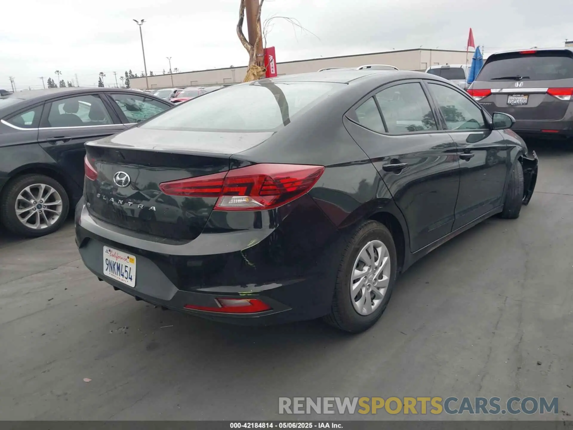 4 Photograph of a damaged car 5NPD74LF1KH493181 HYUNDAI ELANTRA 2019