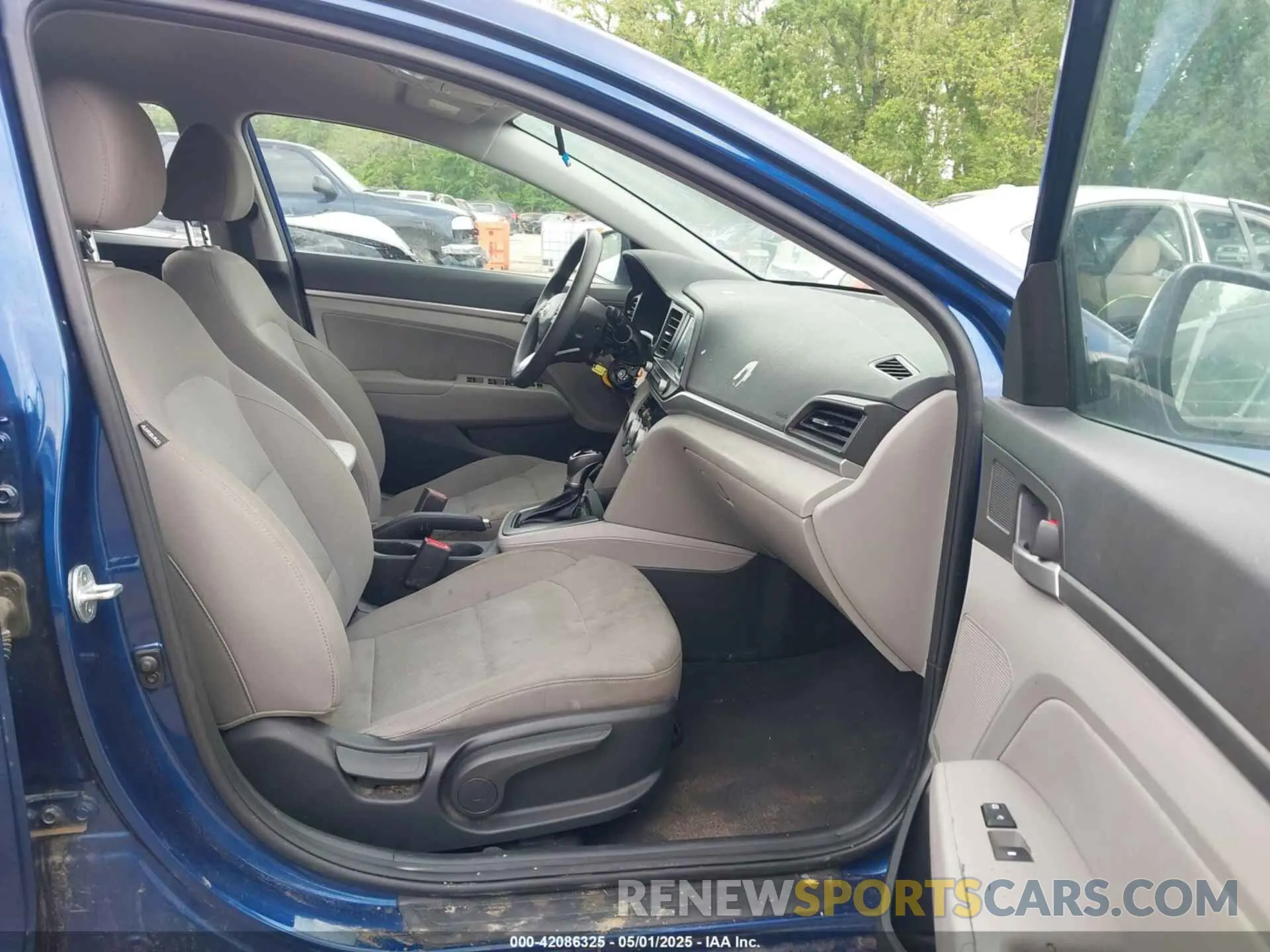 5 Photograph of a damaged car 5NPD84LF1KH472702 HYUNDAI ELANTRA 2019