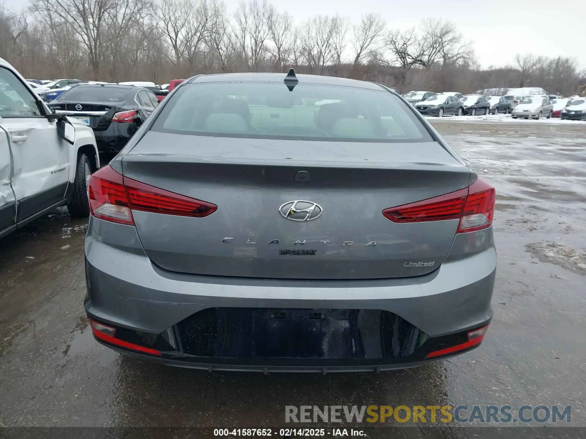17 Photograph of a damaged car 5NPD84LF2KH414940 HYUNDAI ELANTRA 2019