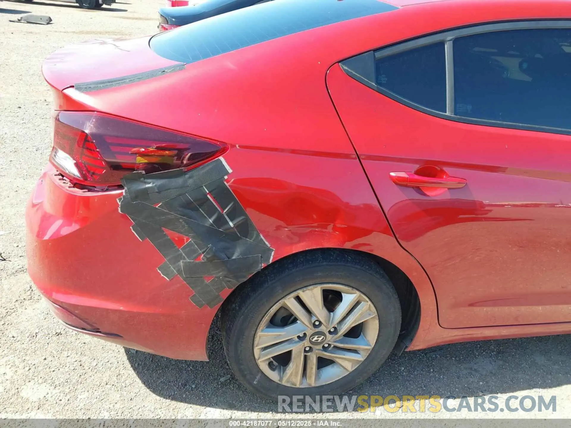 17 Photograph of a damaged car 5NPD84LF2KH460073 HYUNDAI ELANTRA 2019