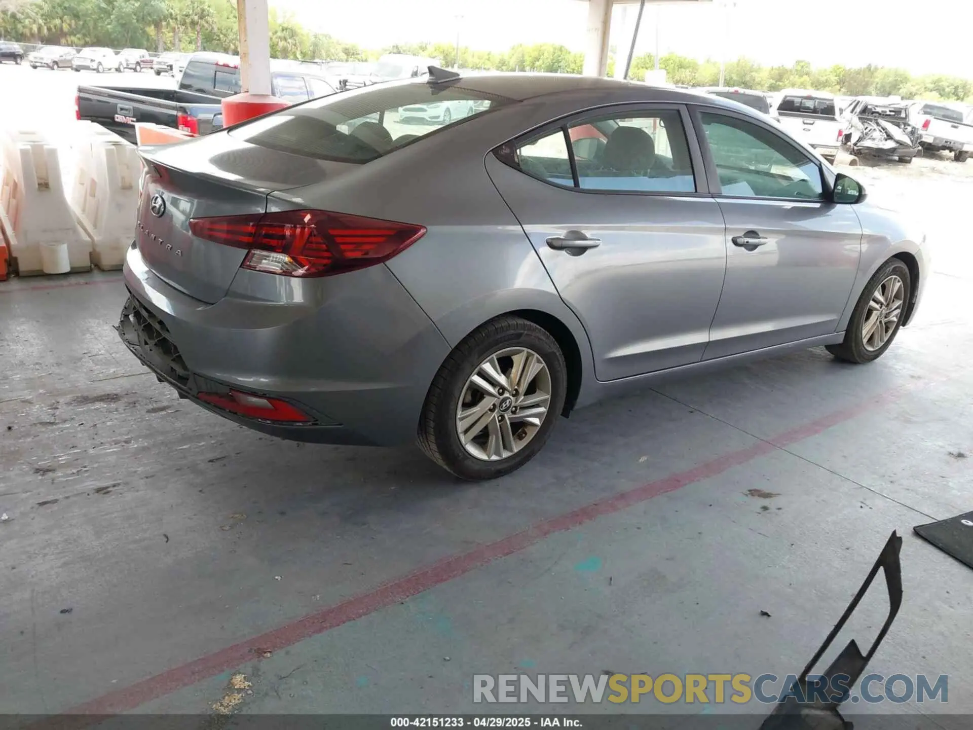 4 Photograph of a damaged car 5NPD84LF4KH425003 HYUNDAI ELANTRA 2019