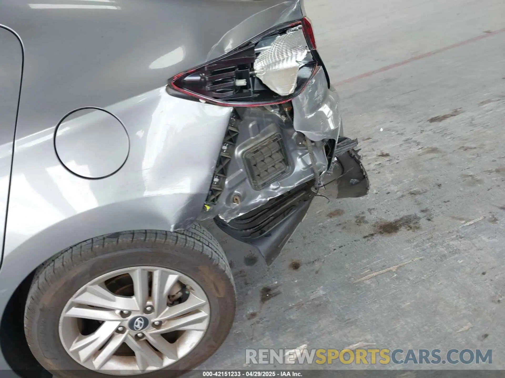 6 Photograph of a damaged car 5NPD84LF4KH425003 HYUNDAI ELANTRA 2019