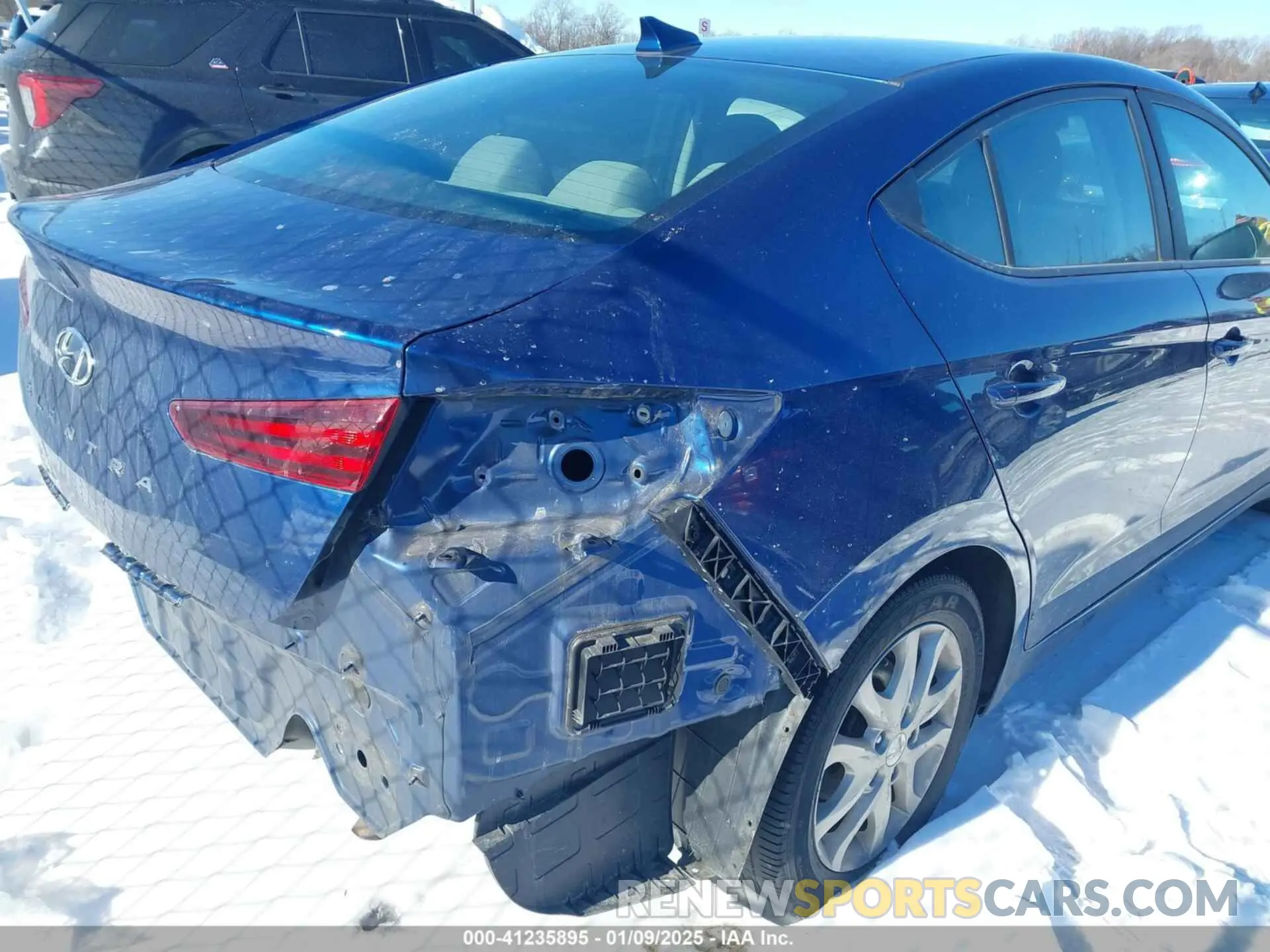 4 Photograph of a damaged car 5NPD84LF4KH427141 HYUNDAI ELANTRA 2019