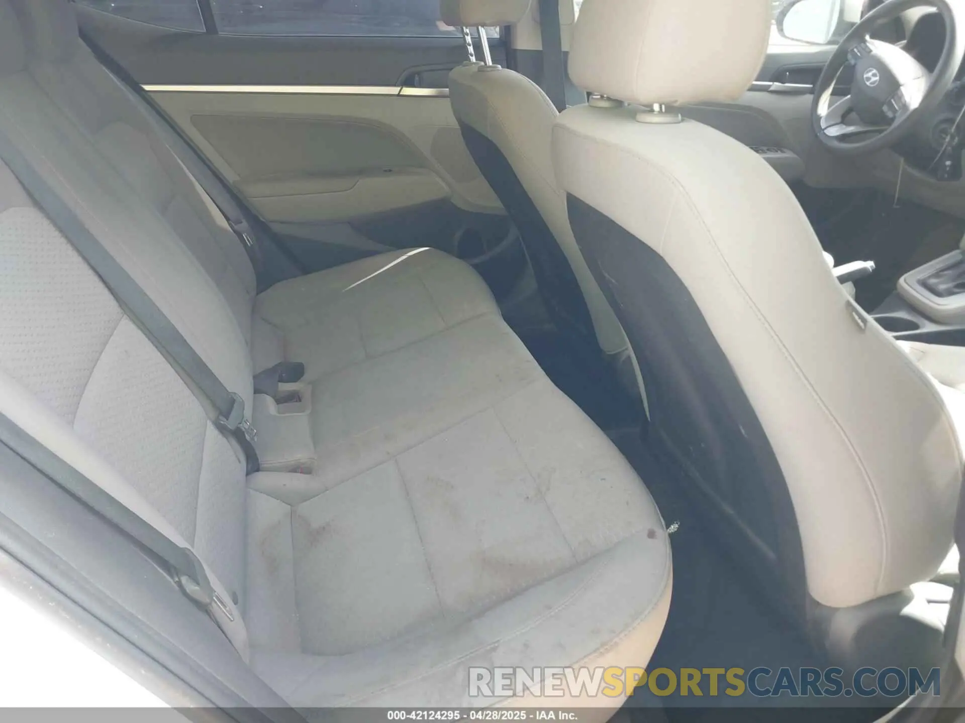 8 Photograph of a damaged car 5NPD84LF5KH404564 HYUNDAI ELANTRA 2019