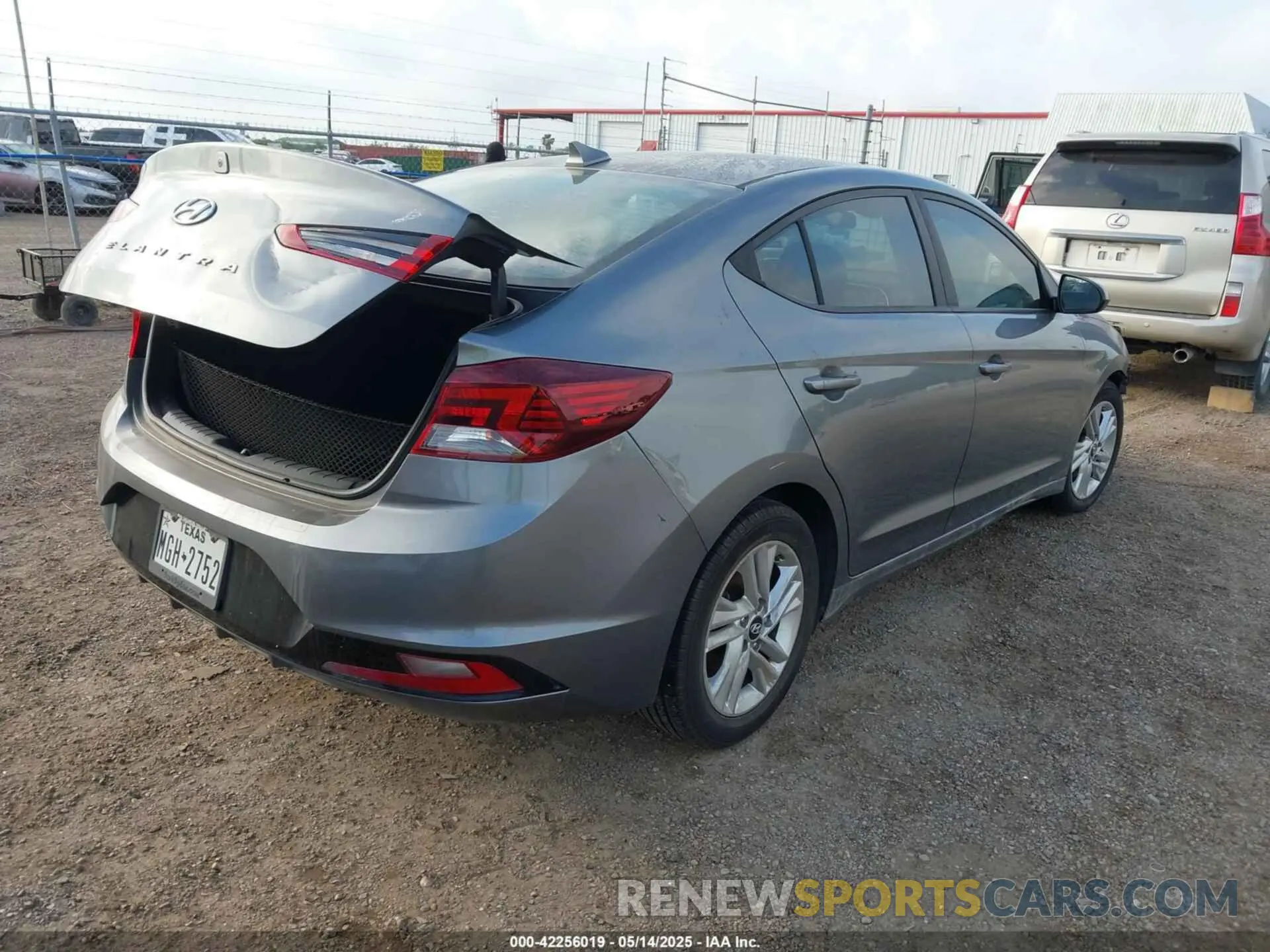 4 Photograph of a damaged car 5NPD84LF5KH476560 HYUNDAI ELANTRA 2019
