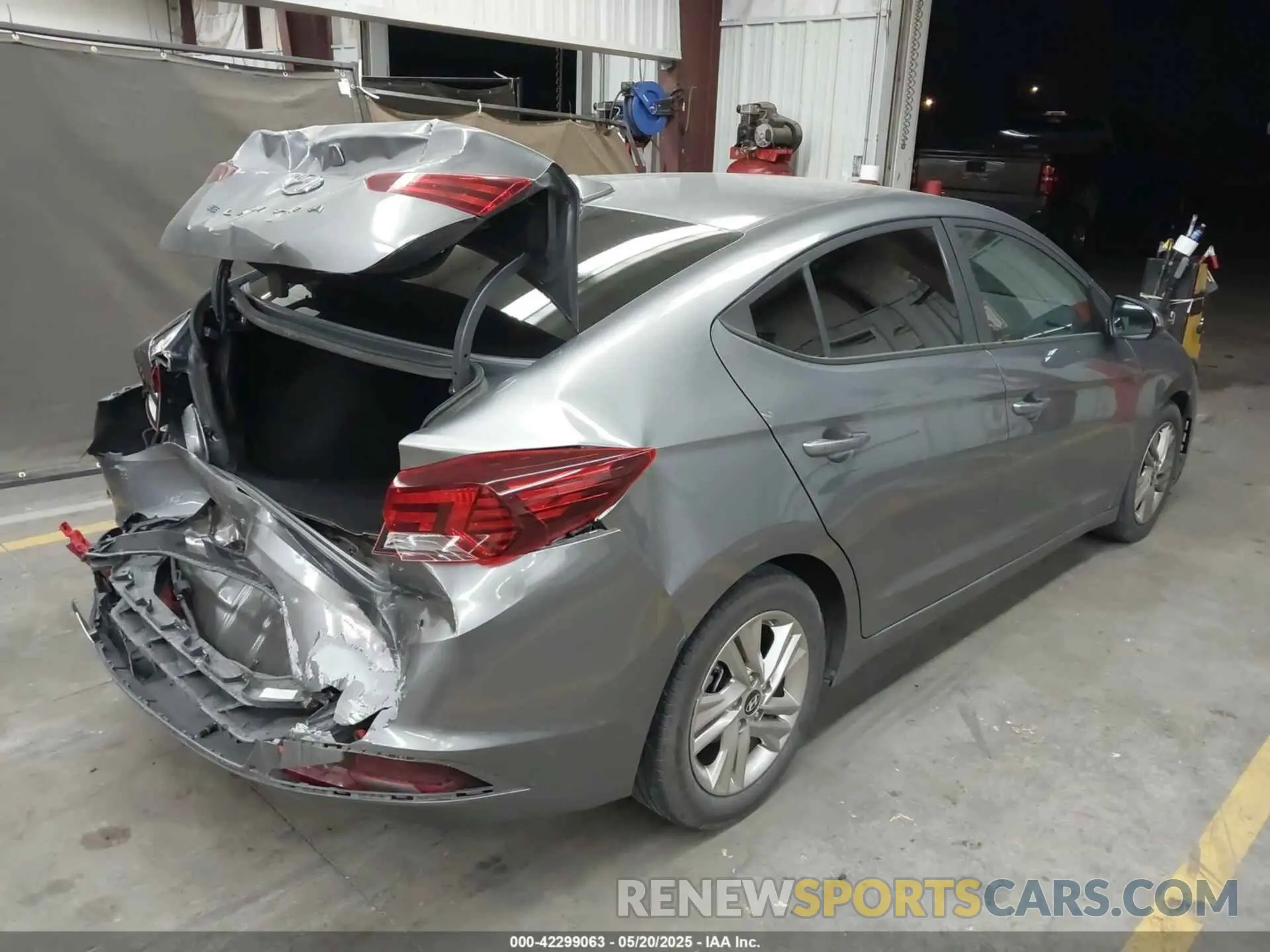 4 Photograph of a damaged car 5NPD84LF7KH424833 HYUNDAI ELANTRA 2019