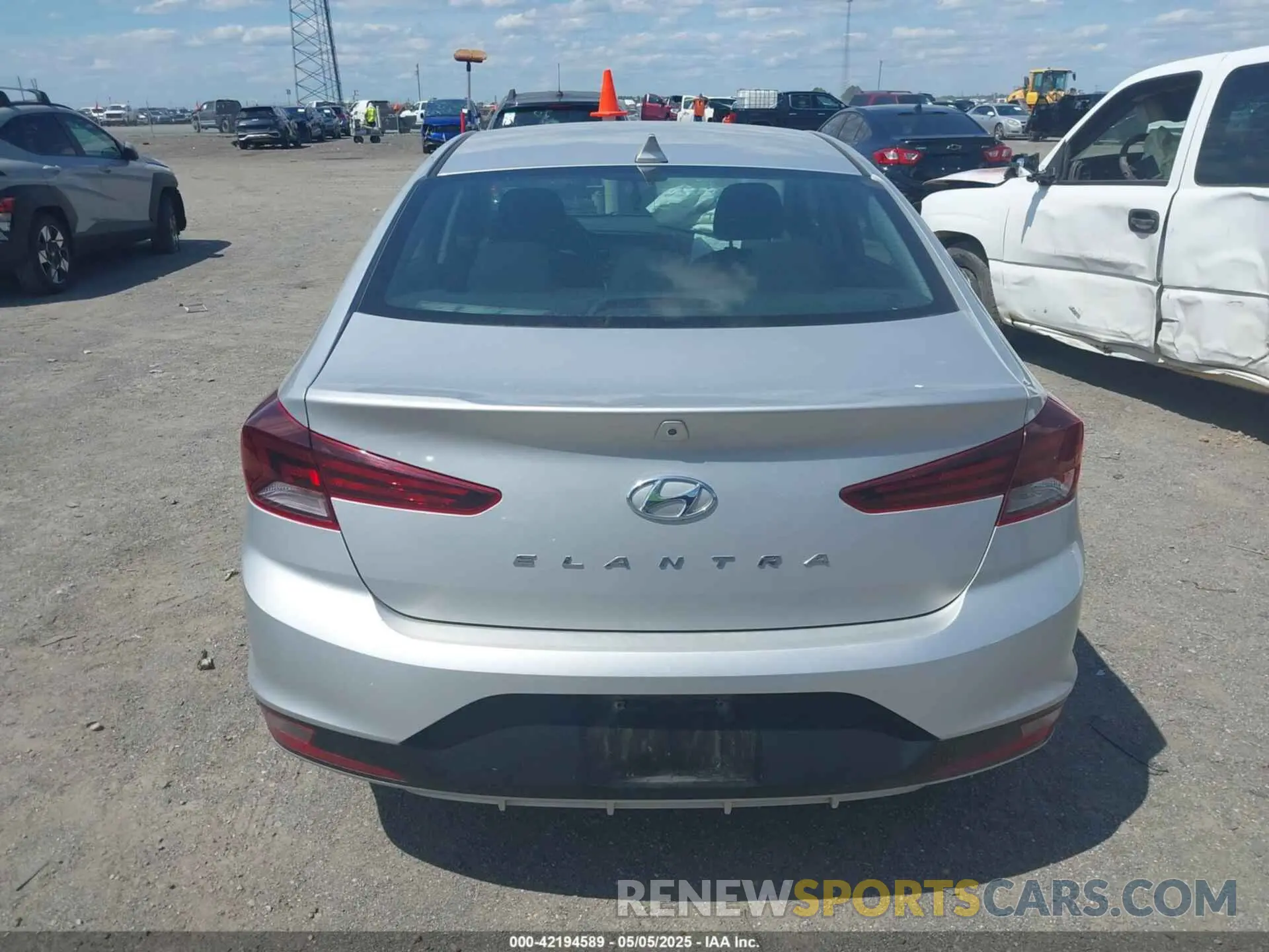 17 Photograph of a damaged car 5NPD84LF7KH459775 HYUNDAI ELANTRA 2019