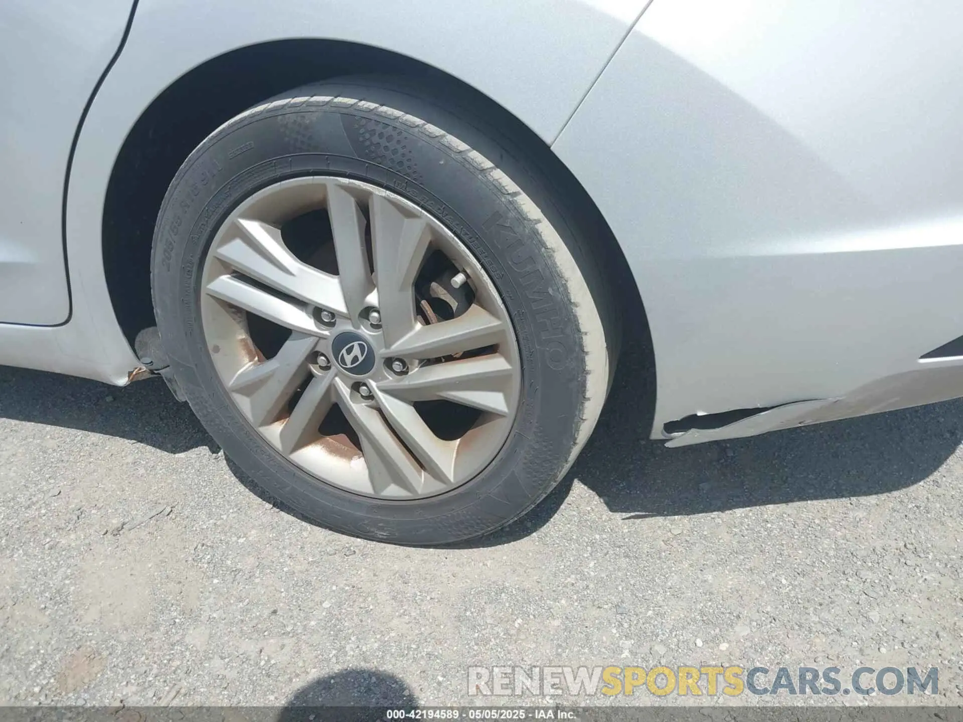 19 Photograph of a damaged car 5NPD84LF7KH459775 HYUNDAI ELANTRA 2019