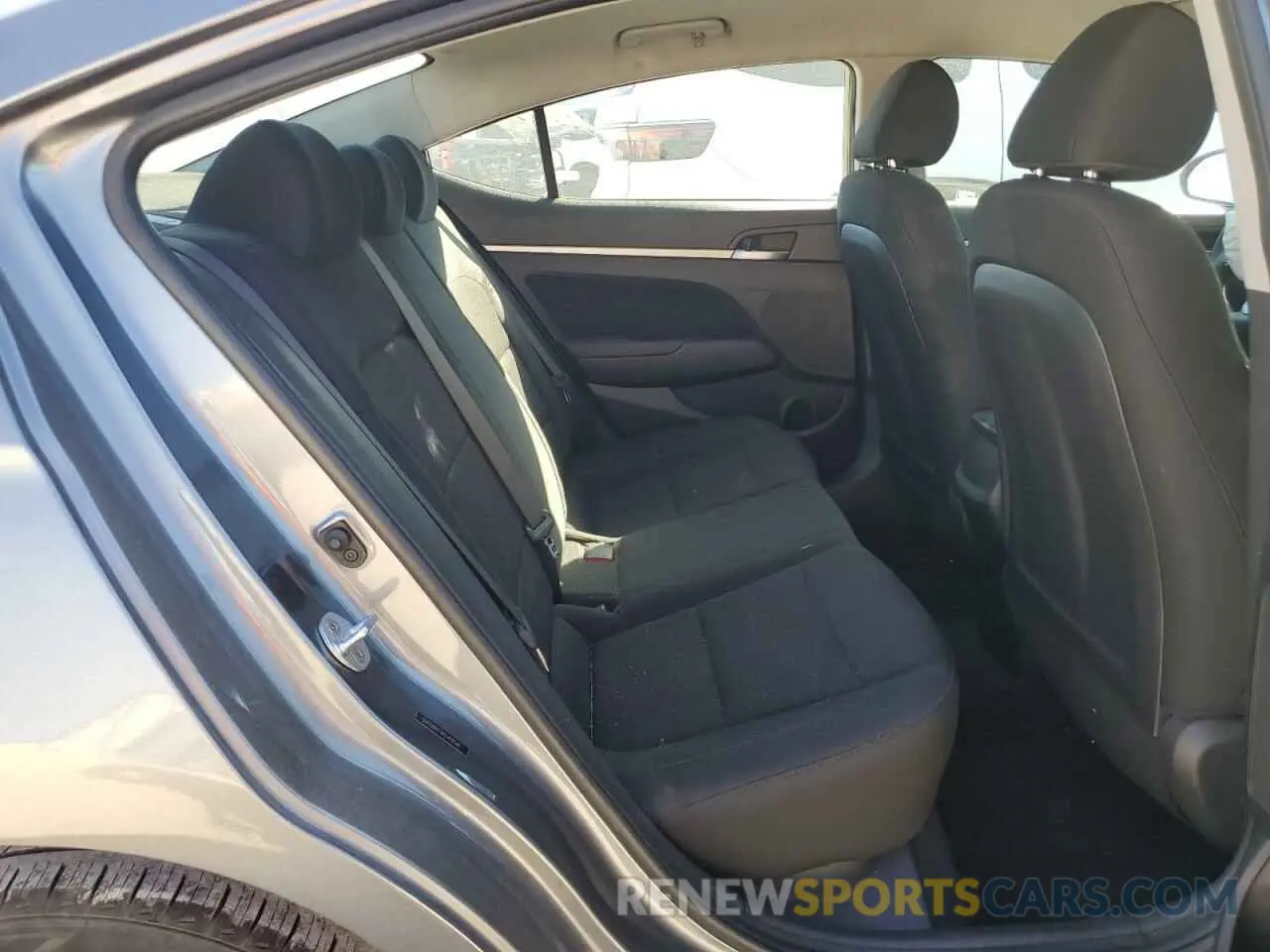 10 Photograph of a damaged car 5NPD84LFXKH405581 HYUNDAI ELANTRA 2019