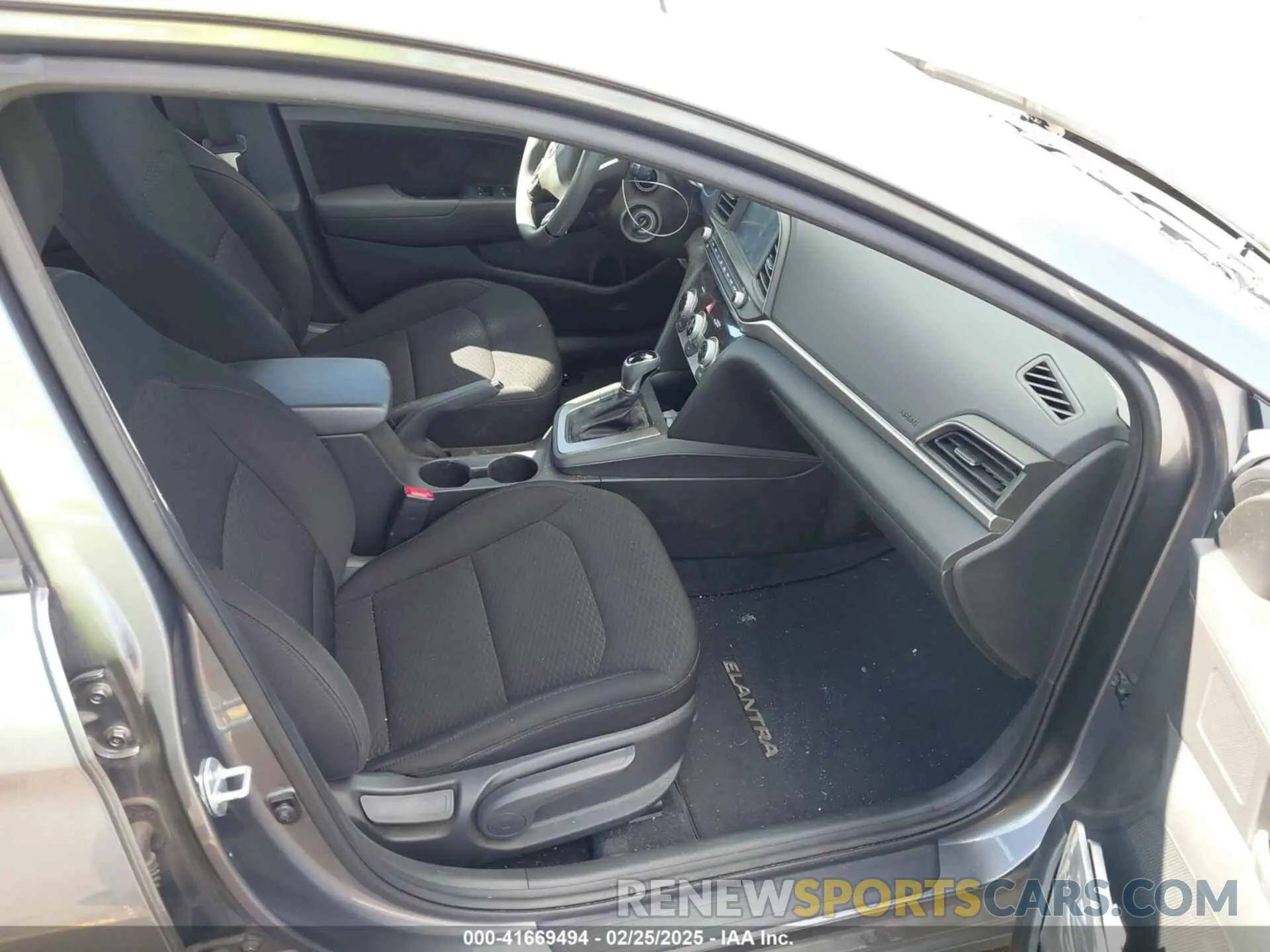 5 Photograph of a damaged car 5NPD84LFXKH462377 HYUNDAI ELANTRA 2019