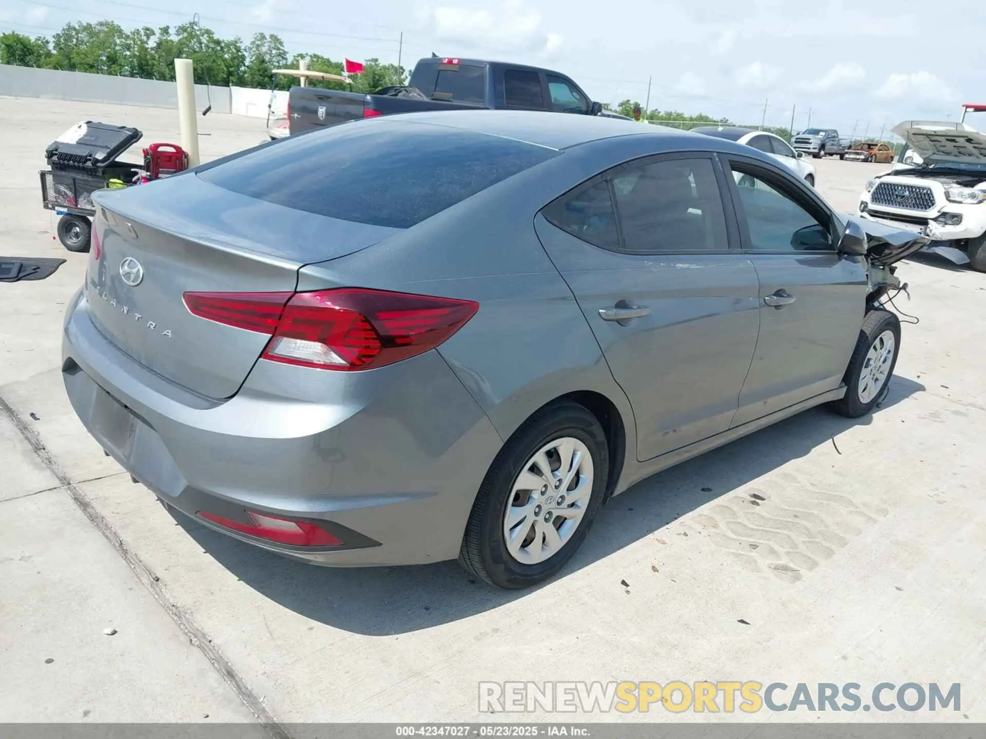 4 Фотография поврежденного автомобиля KMHD74LF0KU753832 HYUNDAI ELANTRA 2019