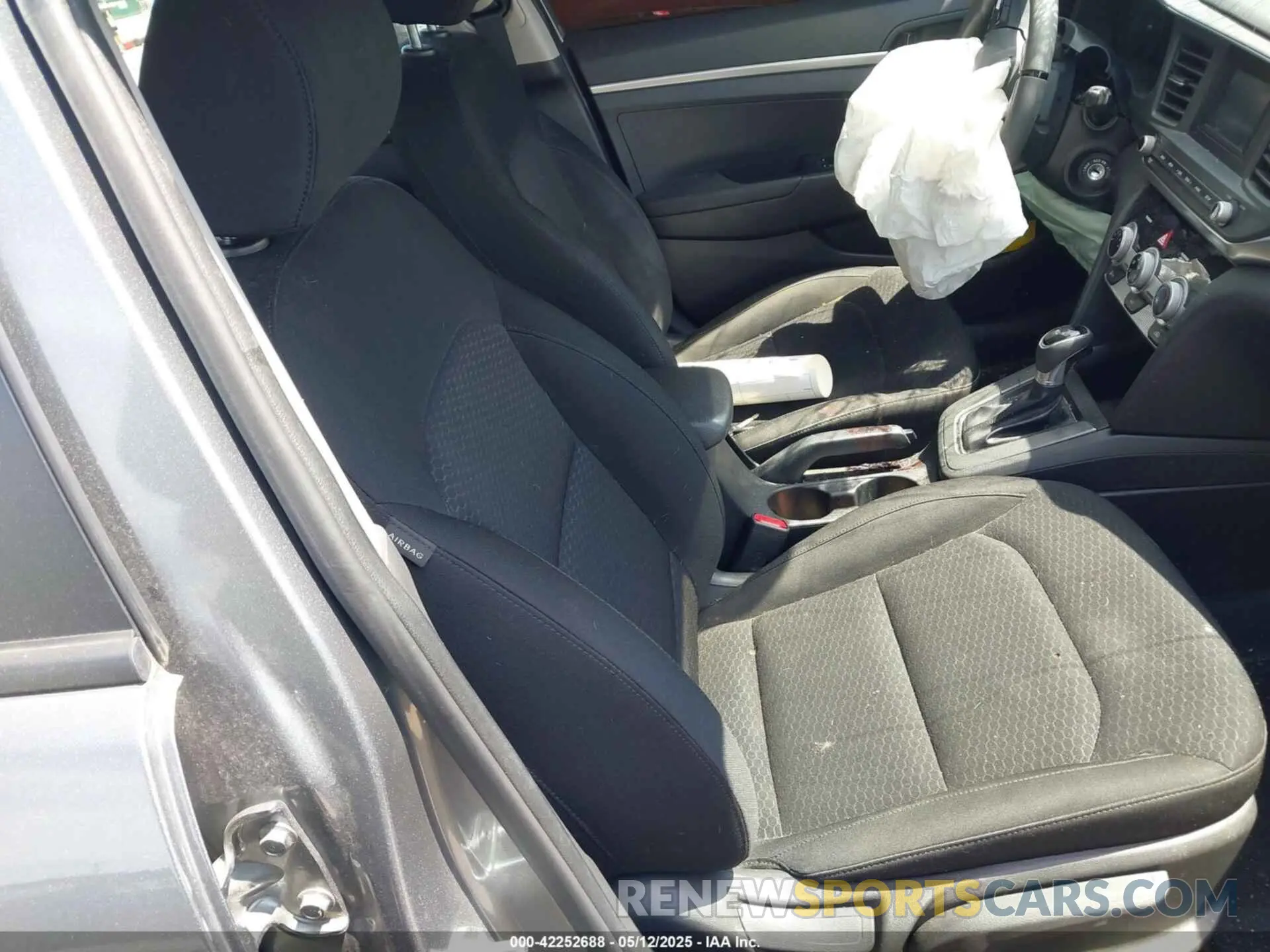 5 Фотография поврежденного автомобиля KMHD74LF1KU777590 HYUNDAI ELANTRA 2019