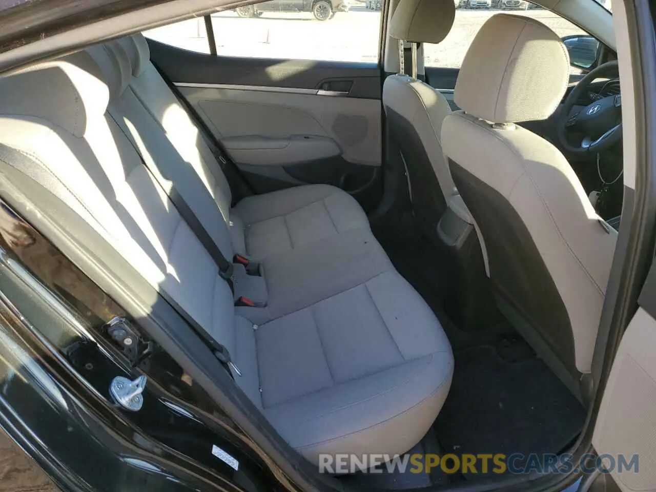 10 Фотография поврежденного автомобиля KMHD74LF3KU805356 HYUNDAI ELANTRA 2019