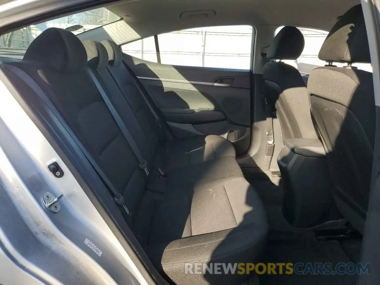 10 Фотография поврежденного автомобиля KMHD74LF4KU796876 HYUNDAI ELANTRA 2019