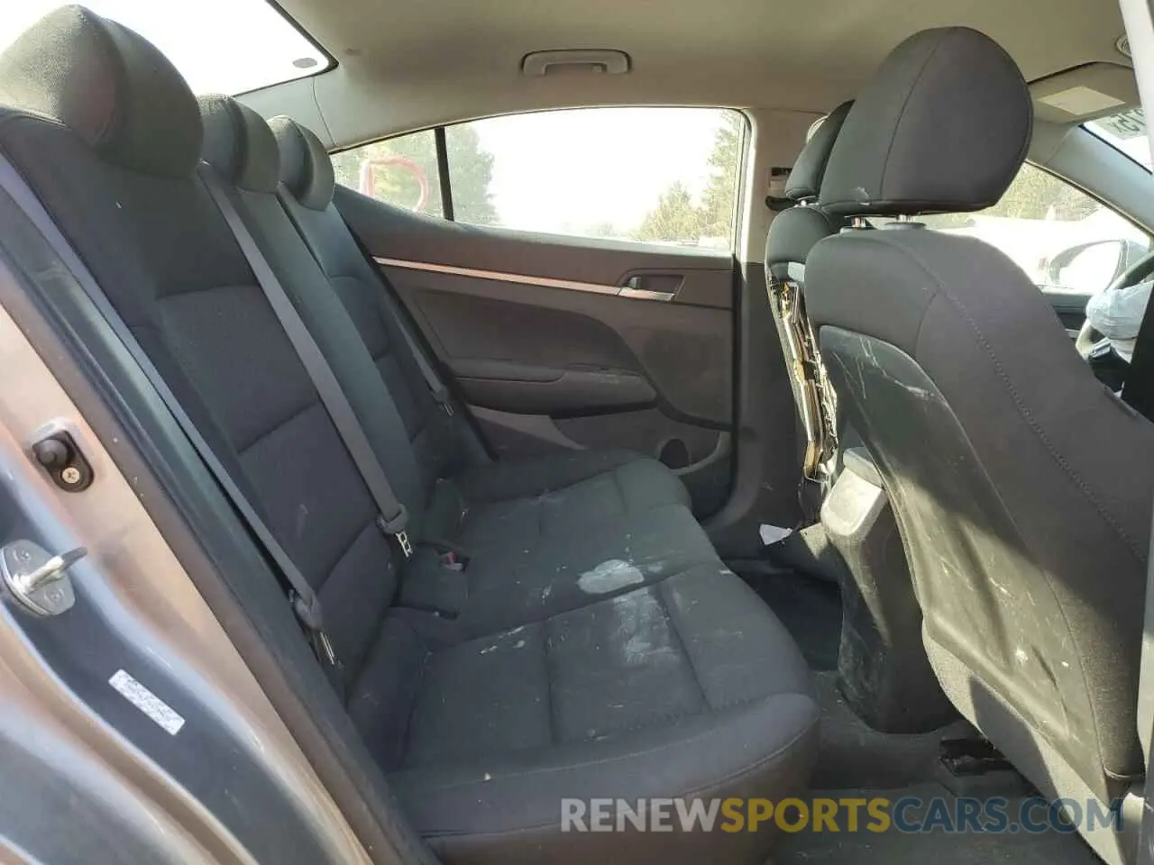 10 Фотография поврежденного автомобиля KMHD74LF7KU789632 HYUNDAI ELANTRA 2019