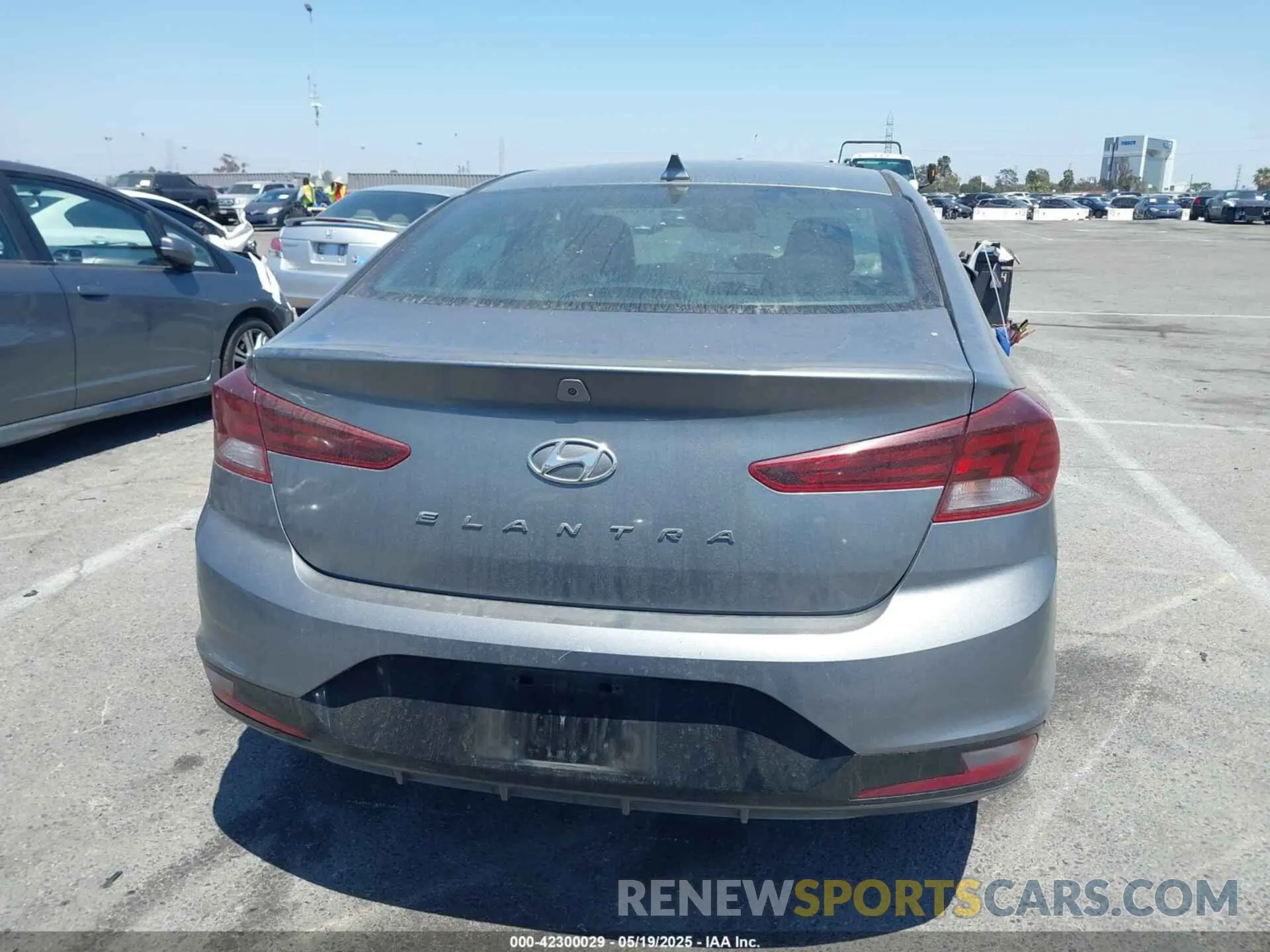 16 Photograph of a damaged car KMHD84LF0KU761622 HYUNDAI ELANTRA 2019