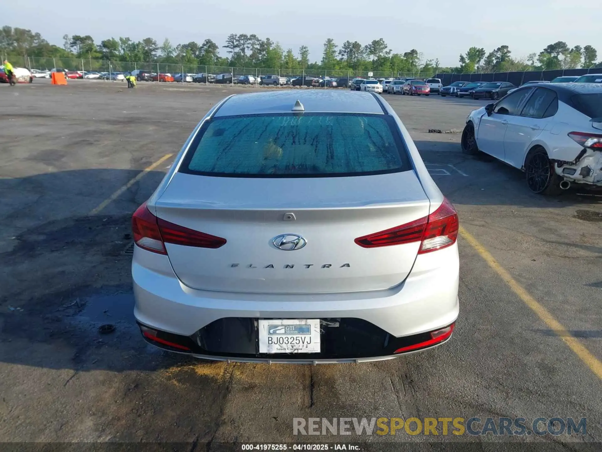 17 Photograph of a damaged car KMHD84LF4KU806786 HYUNDAI ELANTRA 2019
