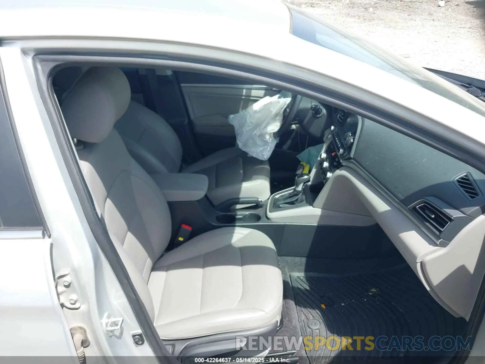 5 Photograph of a damaged car KMHD84LF4KU864915 HYUNDAI ELANTRA 2019