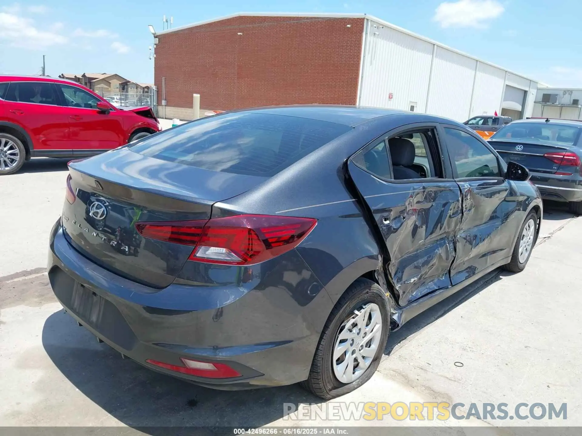 4 Photograph of a damaged car 5NPD74LF0LH593080 HYUNDAI ELANTRA 2020