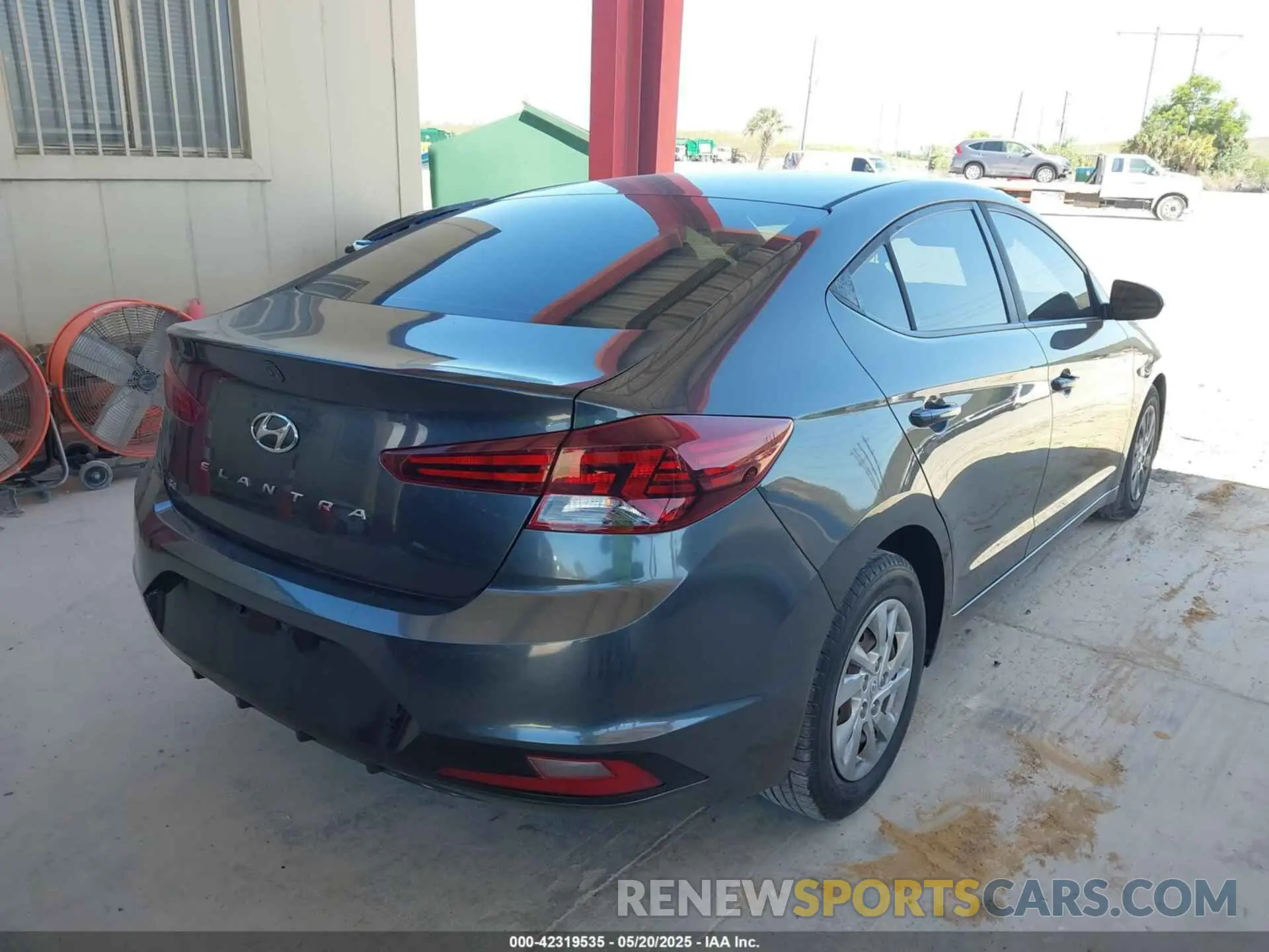 4 Photograph of a damaged car 5NPD74LF0LH598831 HYUNDAI ELANTRA 2020
