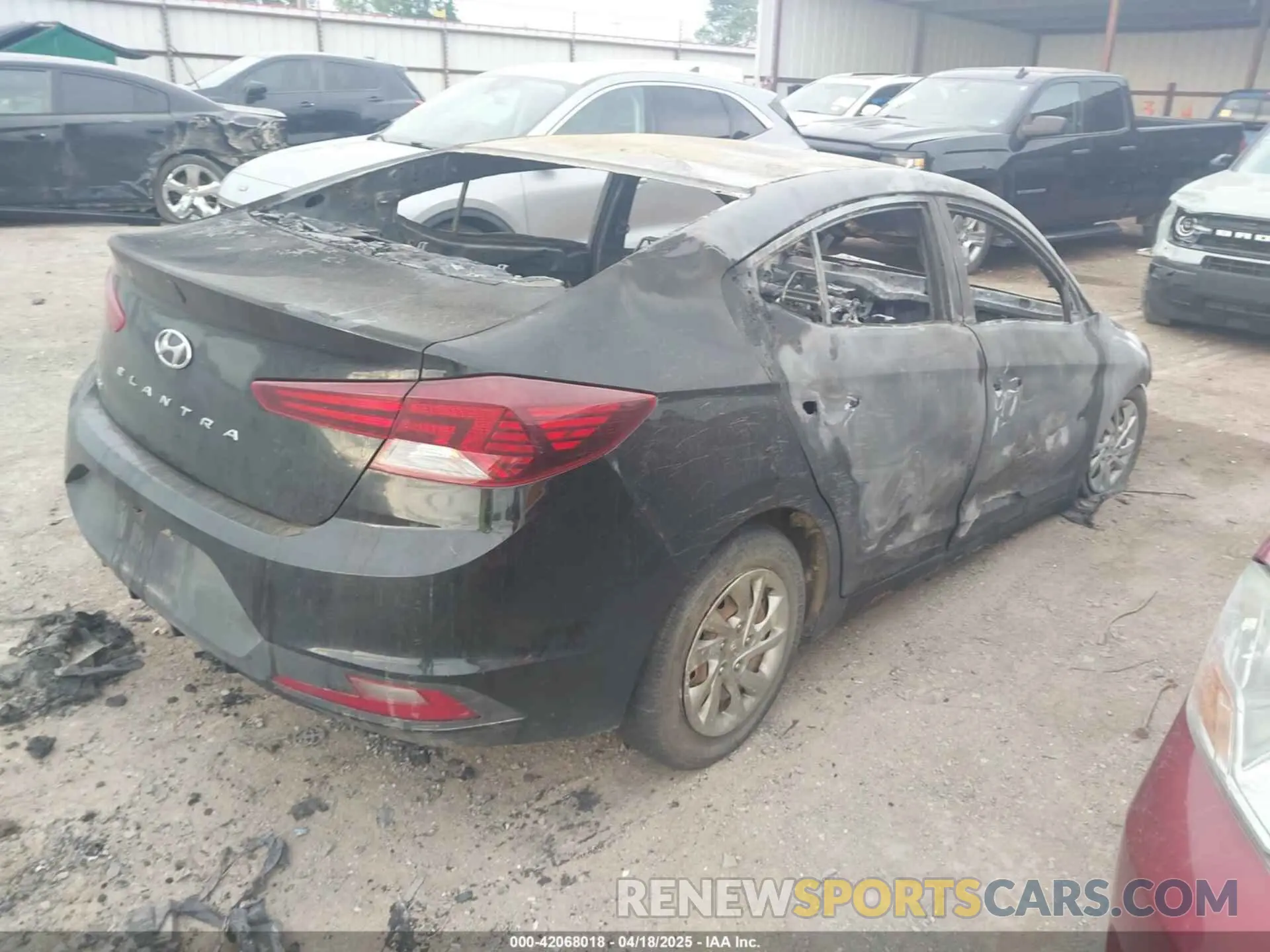 4 Photograph of a damaged car 5NPD74LF2LH501645 HYUNDAI ELANTRA 2020