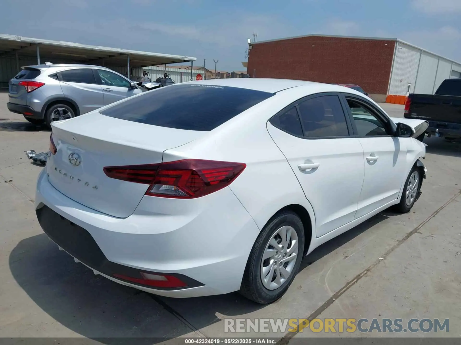 4 Photograph of a damaged car 5NPD74LF2LH562915 HYUNDAI ELANTRA 2020