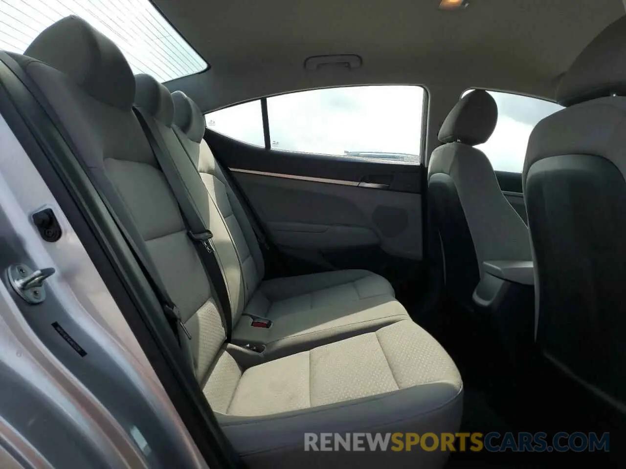 10 Photograph of a damaged car 5NPD74LF4LH615226 HYUNDAI ELANTRA 2020