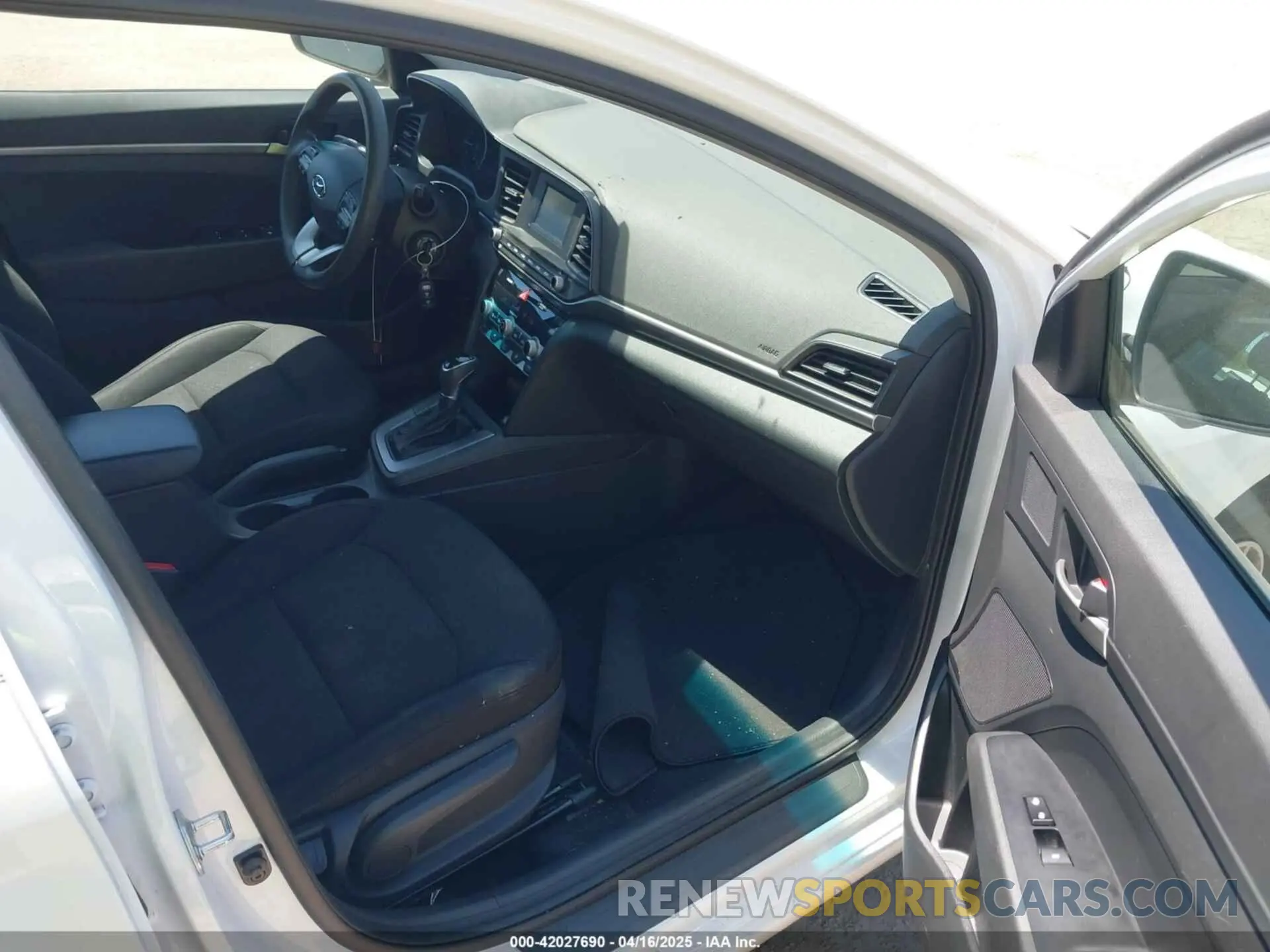 5 Photograph of a damaged car 5NPD74LFXLH608555 HYUNDAI ELANTRA 2020