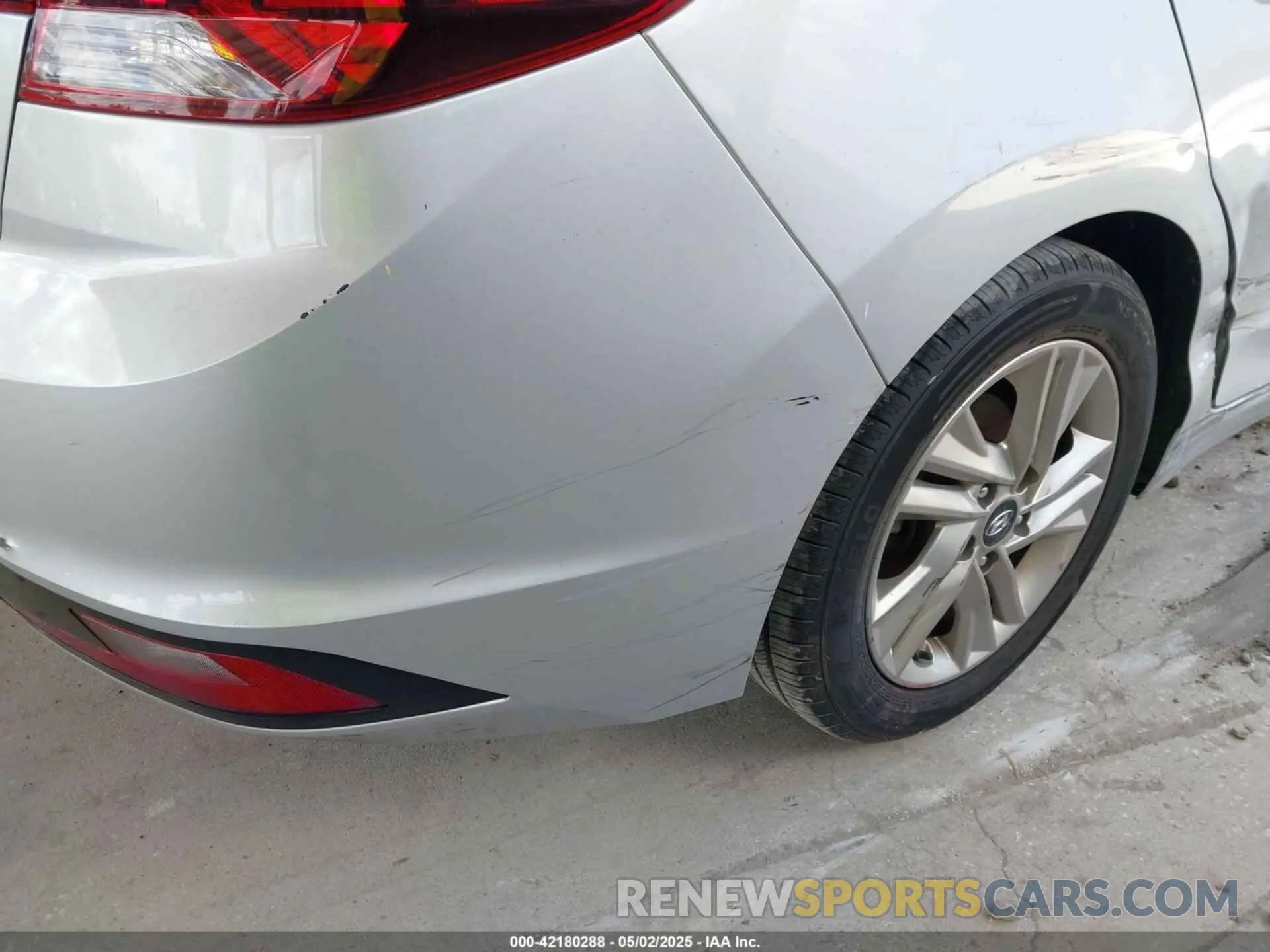 18 Photograph of a damaged car 5NPD84LF5LH512958 HYUNDAI ELANTRA 2020