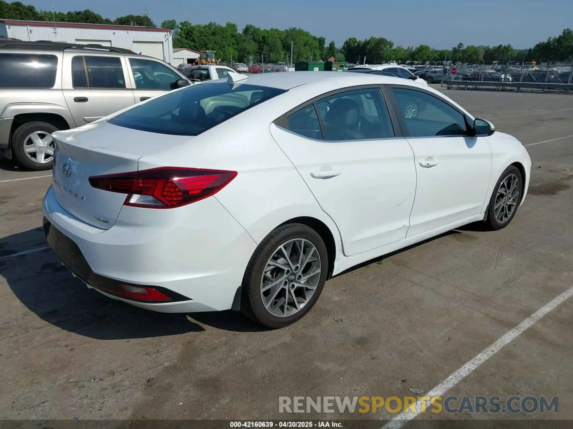 4 Photograph of a damaged car 5NPD84LF6LH498164 HYUNDAI ELANTRA 2020