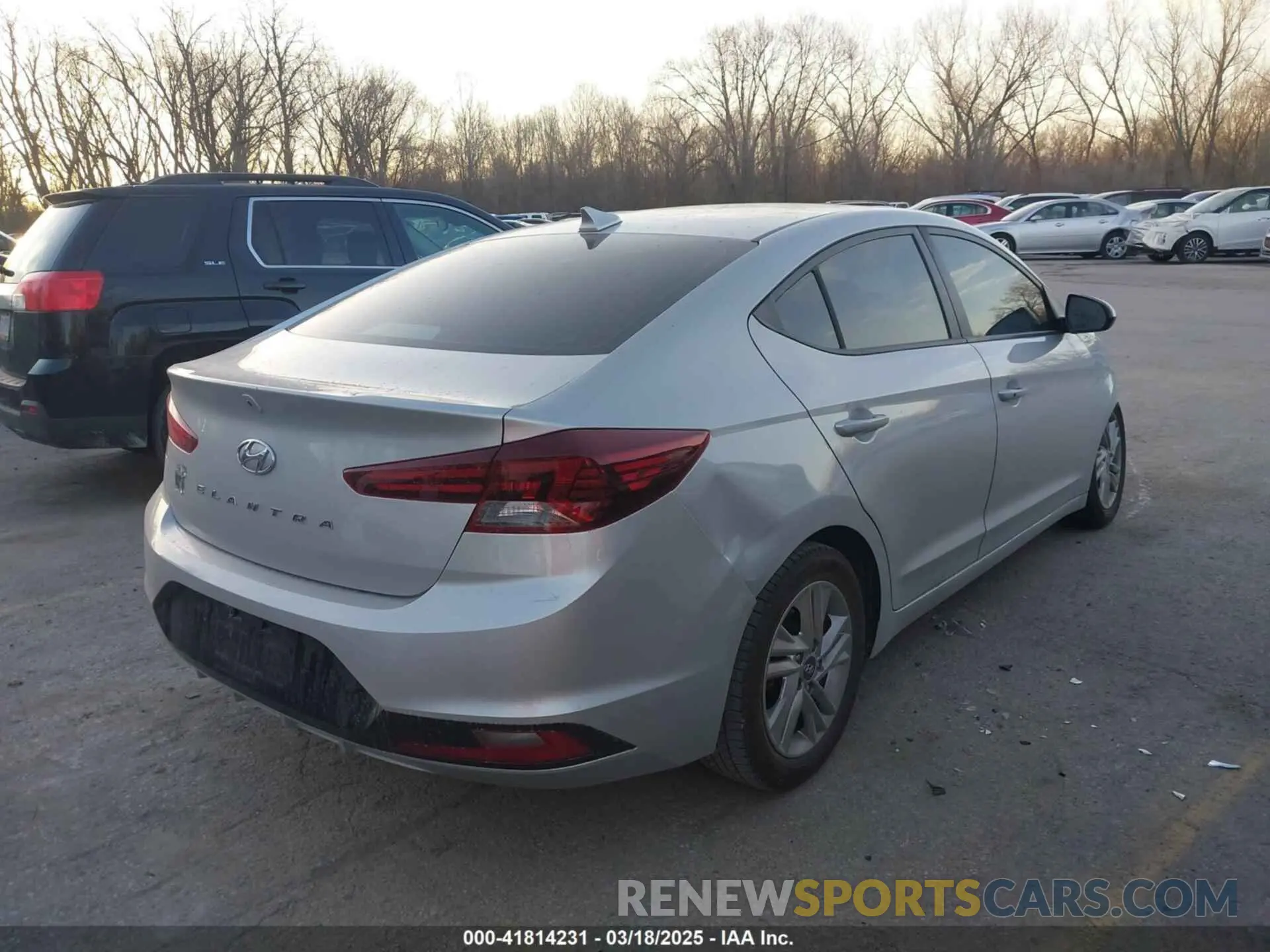 4 Photograph of a damaged car 5NPD84LF9LH505432 HYUNDAI ELANTRA 2020
