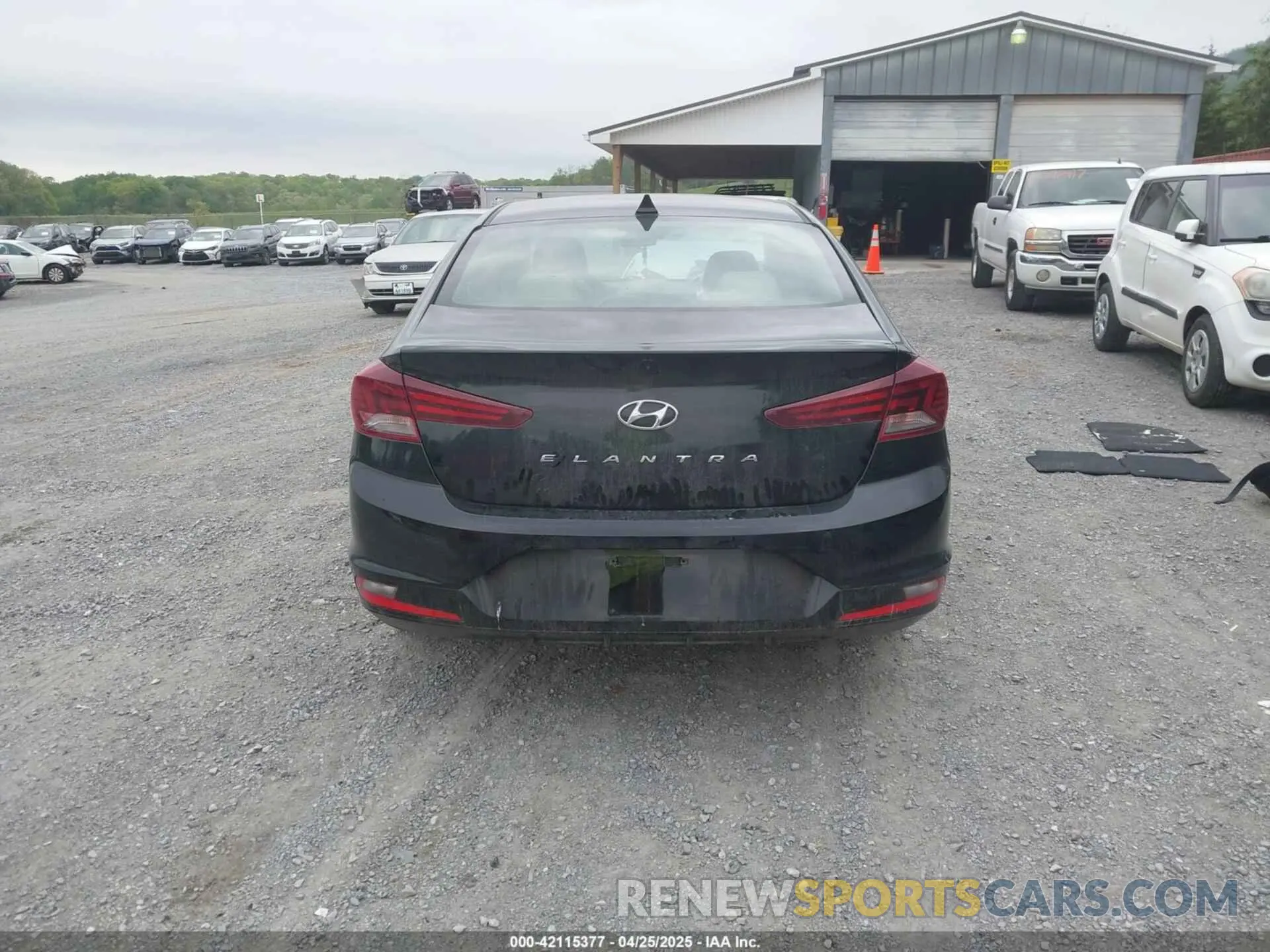 17 Photograph of a damaged car 5NPD84LF9LH519332 HYUNDAI ELANTRA 2020