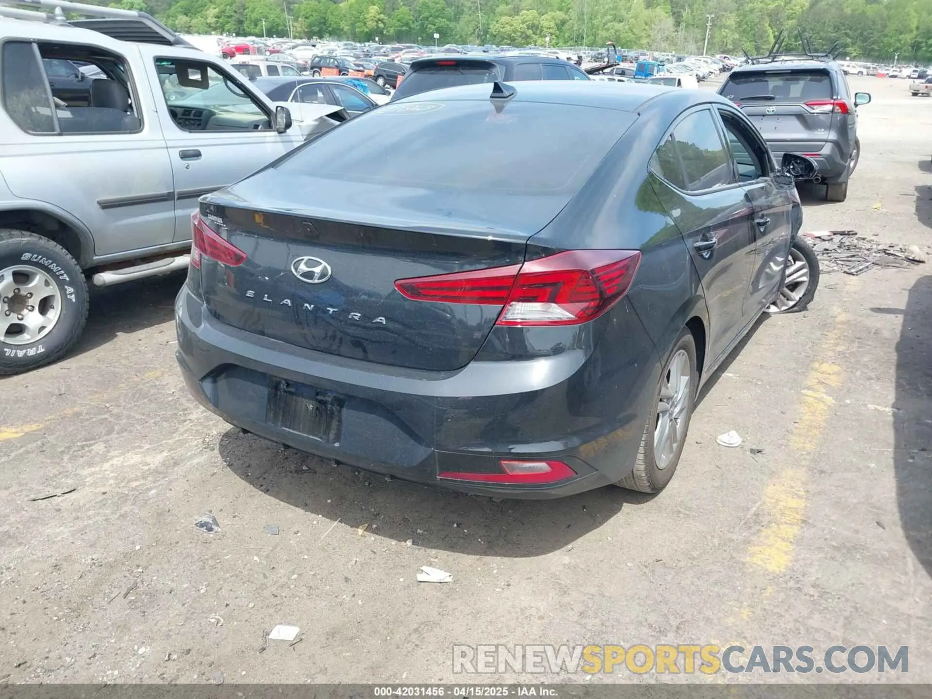 4 Photograph of a damaged car 5NPD84LF9LH532517 HYUNDAI ELANTRA 2020