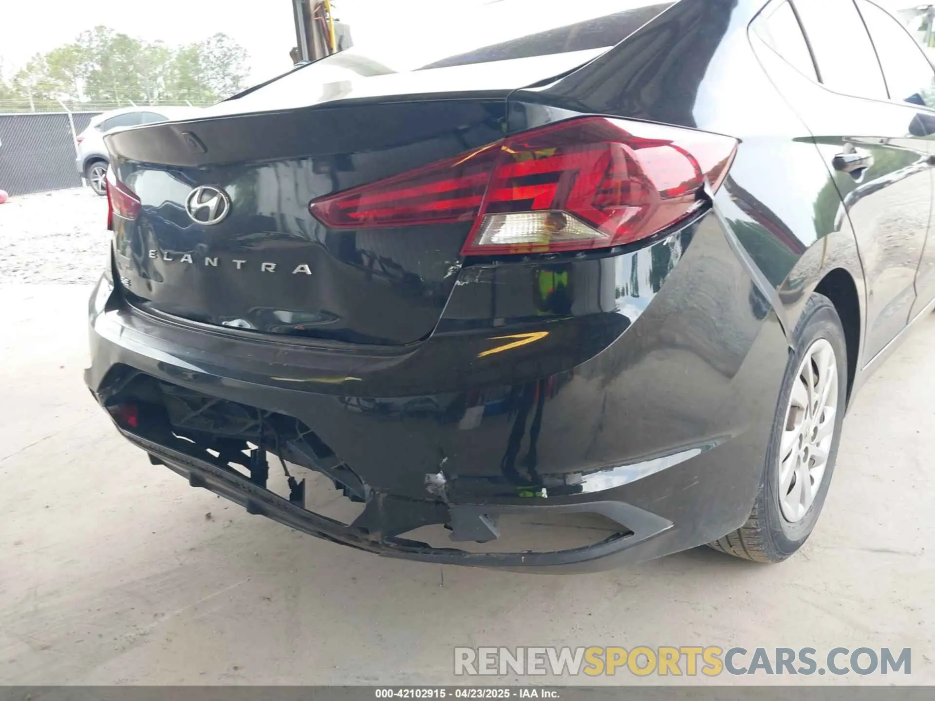 19 Photograph of a damaged car KMHD74LF8LU914672 HYUNDAI ELANTRA 2020