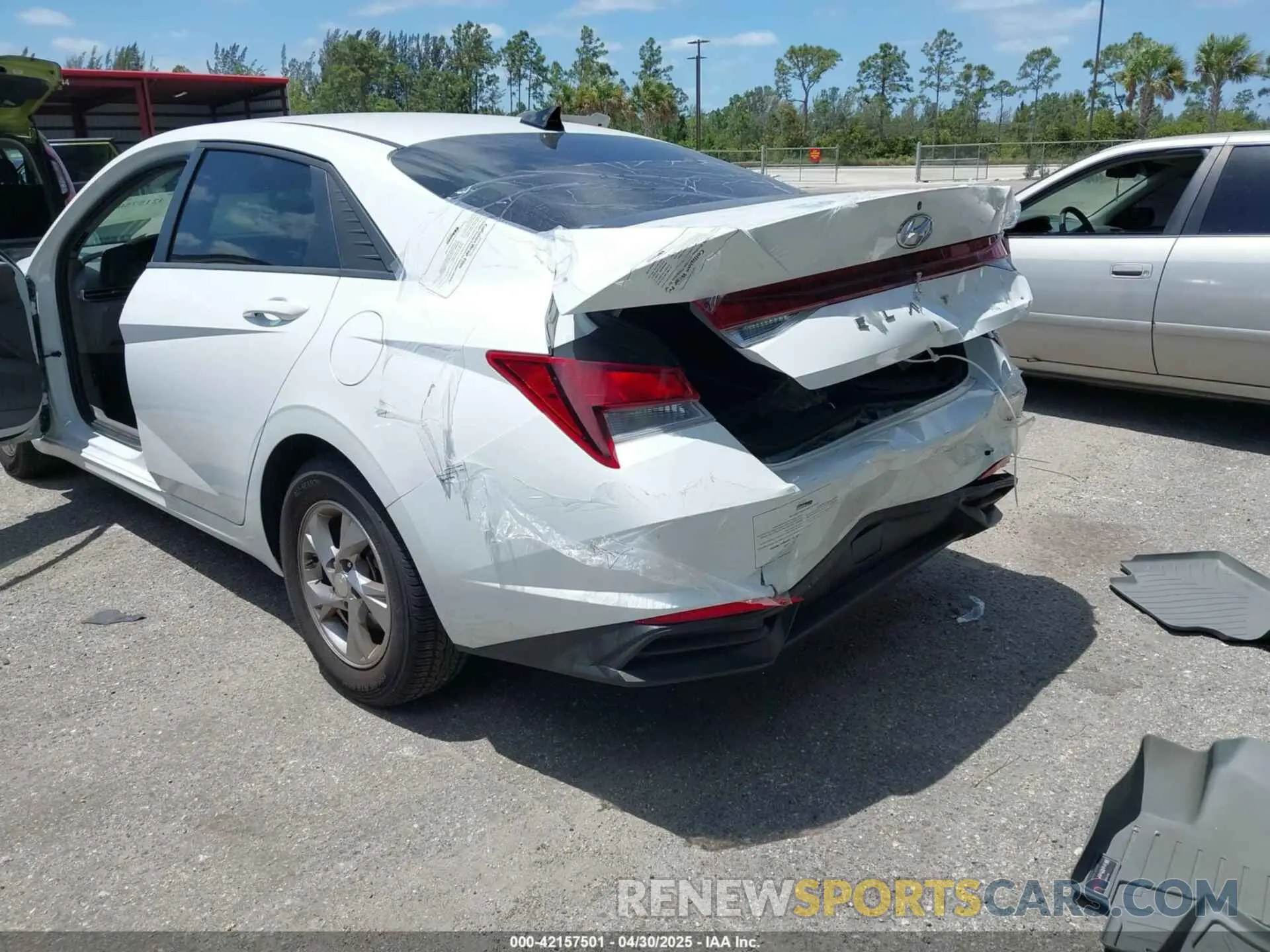 17 Photograph of a damaged car 5NPLL4AGXMH042269 HYUNDAI ELANTRA 2021