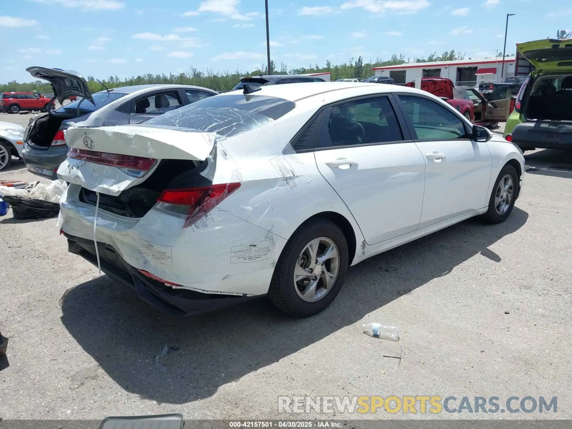 4 Photograph of a damaged car 5NPLL4AGXMH042269 HYUNDAI ELANTRA 2021