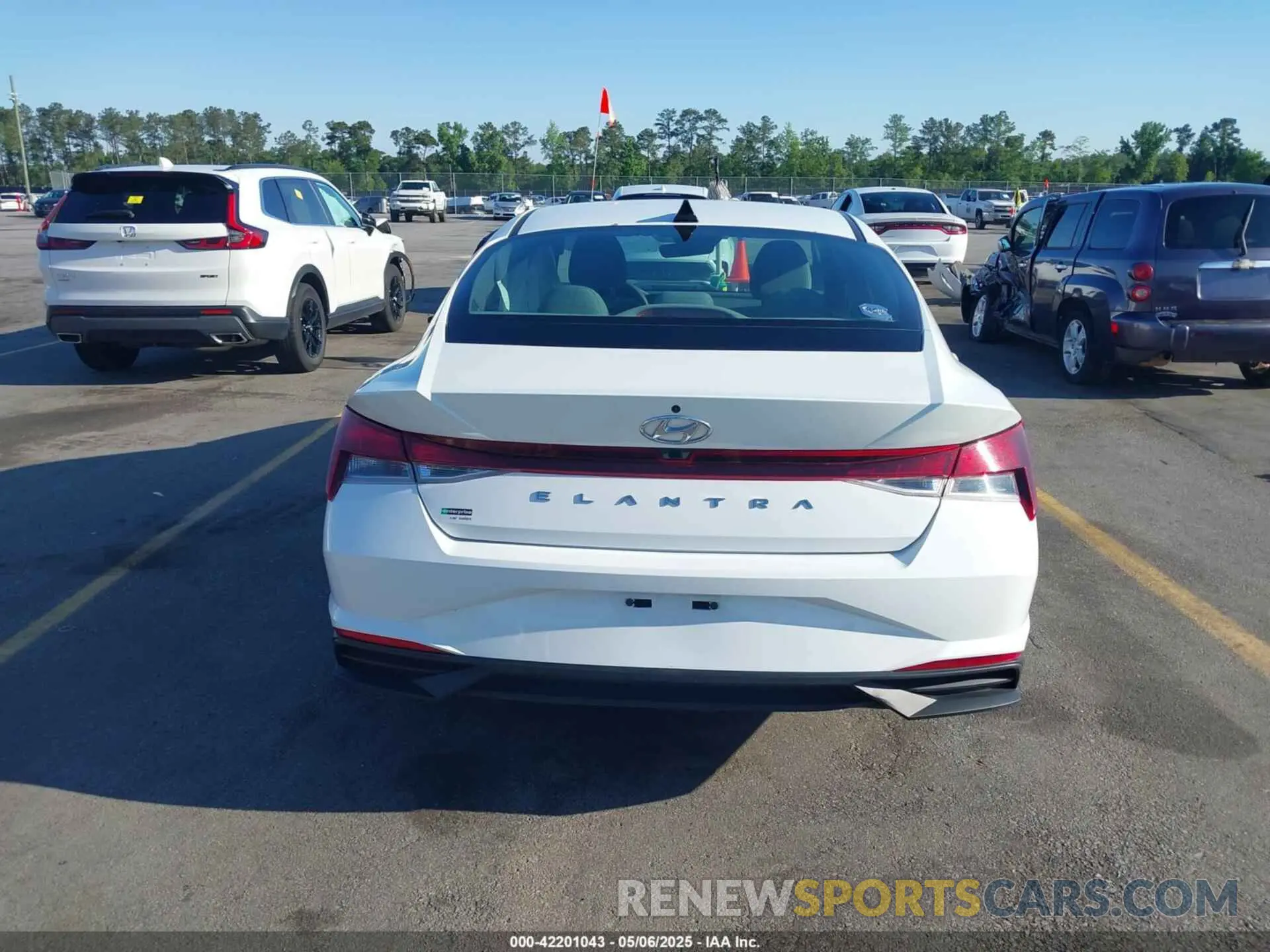 16 Photograph of a damaged car 5NPLM4AG0MH012114 HYUNDAI ELANTRA 2021