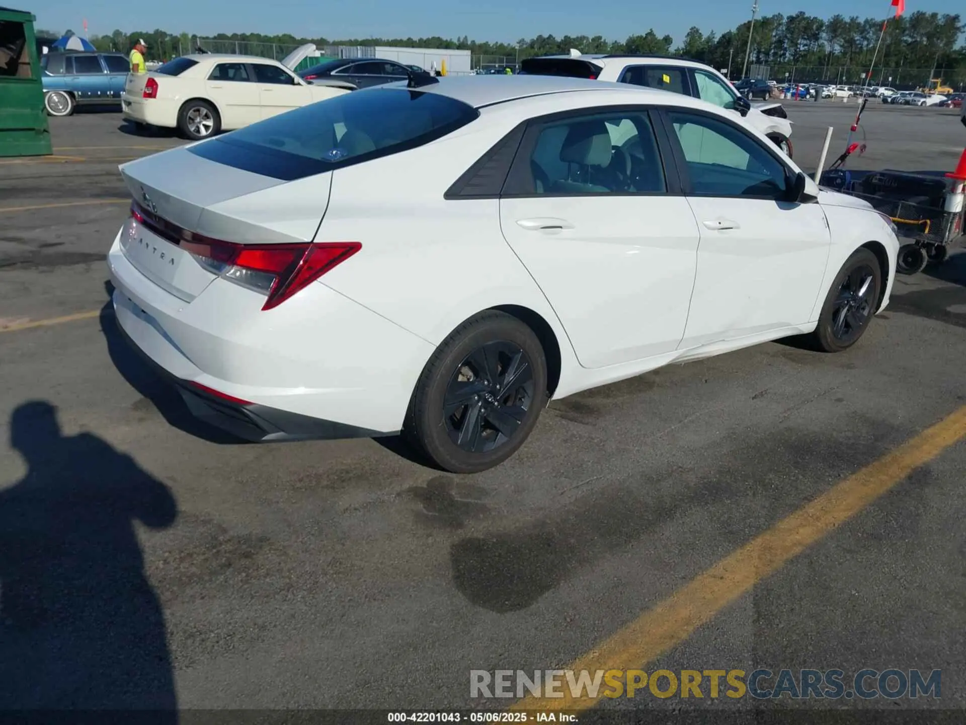 4 Photograph of a damaged car 5NPLM4AG0MH012114 HYUNDAI ELANTRA 2021