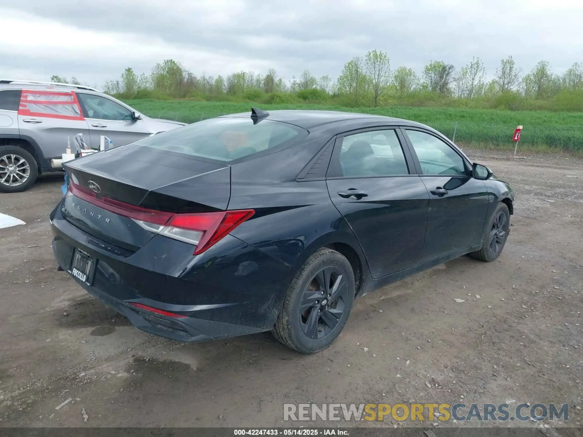 4 Photograph of a damaged car 5NPLM4AG1MH001123 HYUNDAI ELANTRA 2021