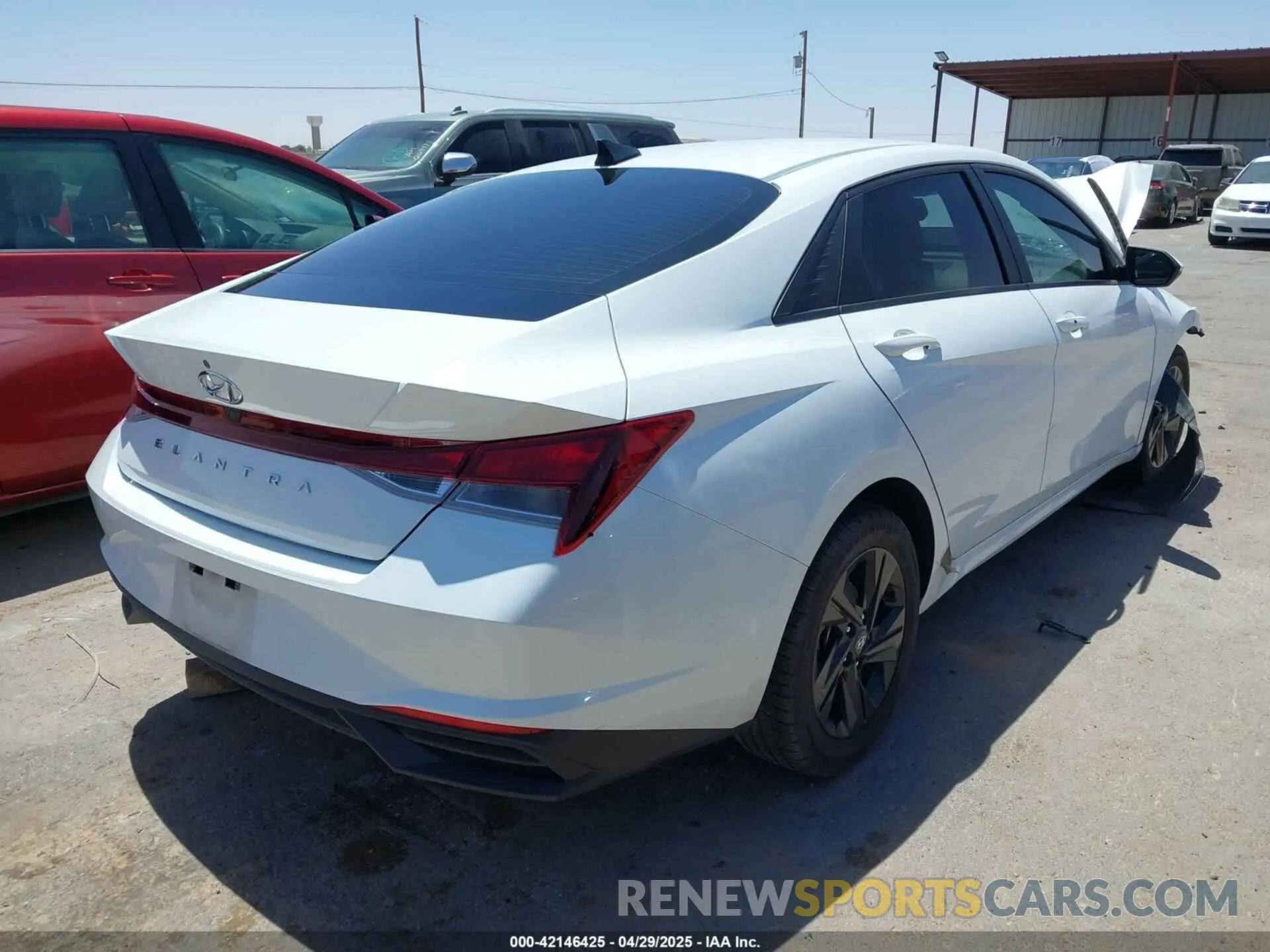4 Photograph of a damaged car 5NPLM4AG2MH009697 HYUNDAI ELANTRA 2021