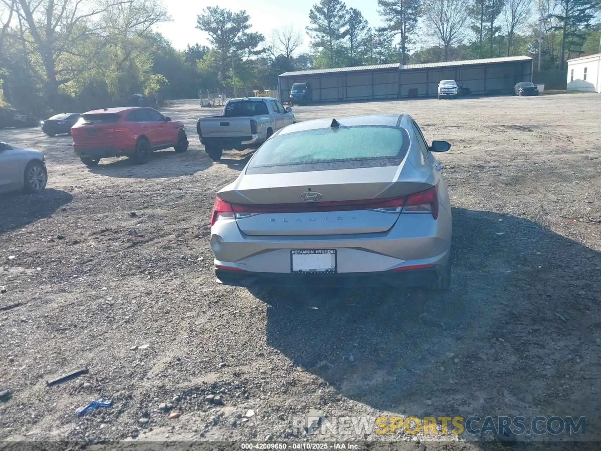 17 Photograph of a damaged car 5NPLM4AG2MH021557 HYUNDAI ELANTRA 2021