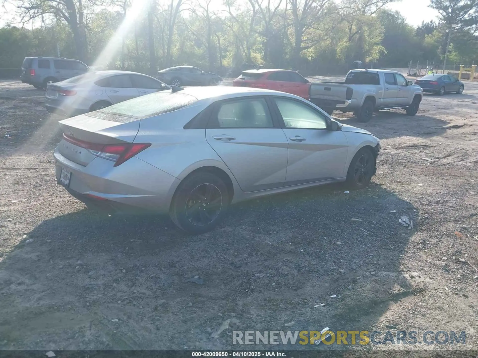 4 Photograph of a damaged car 5NPLM4AG2MH021557 HYUNDAI ELANTRA 2021