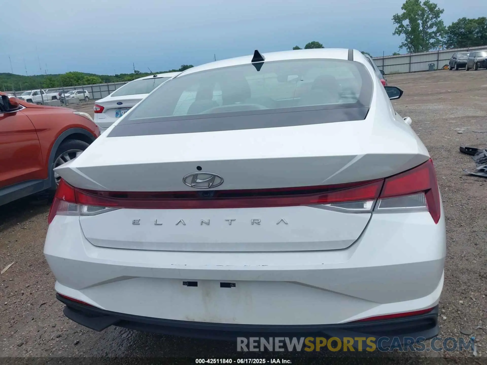 17 Photograph of a damaged car 5NPLM4AG8MH033485 HYUNDAI ELANTRA 2021