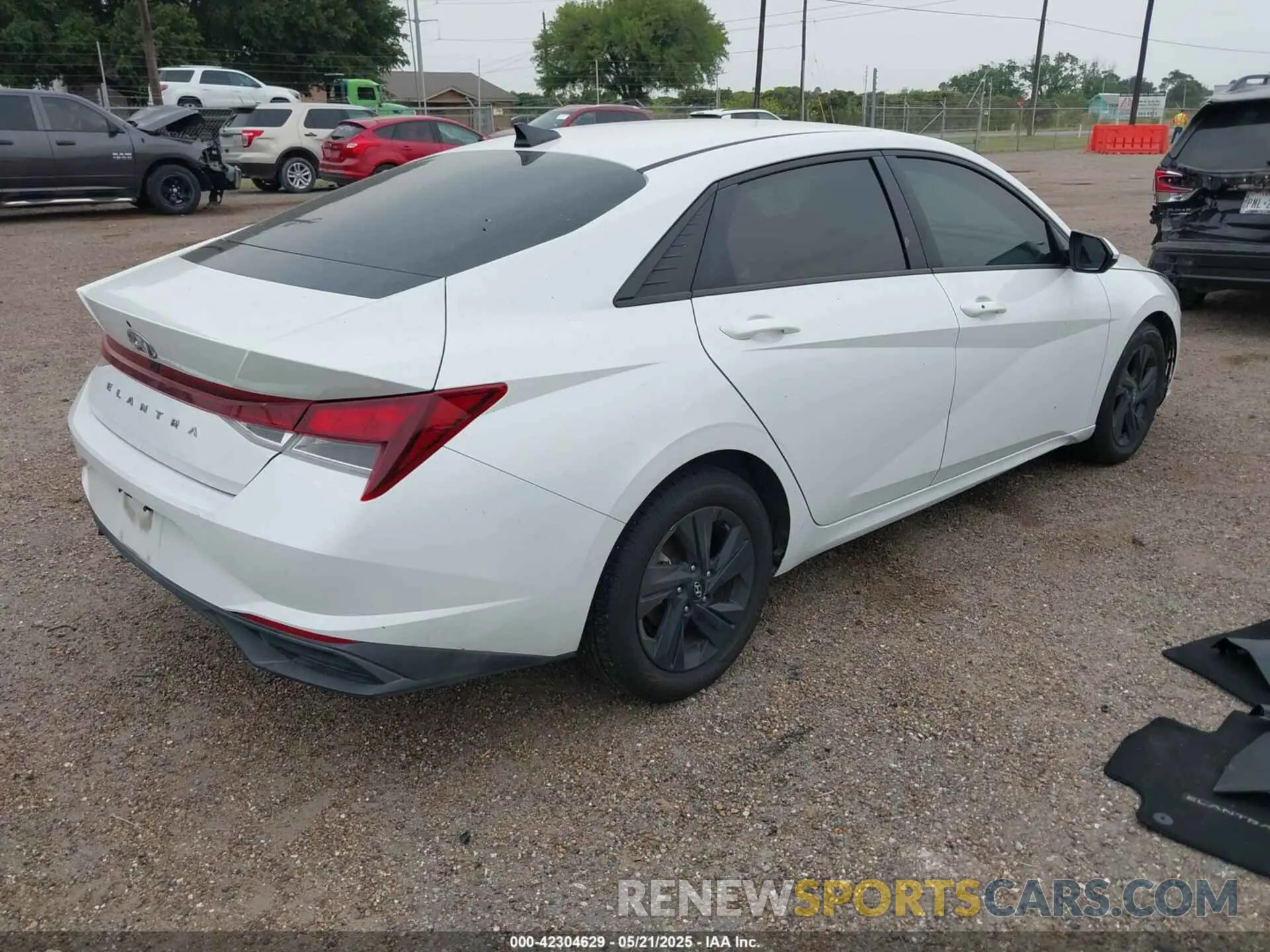 4 Photograph of a damaged car 5NPLM4AG9MH003265 HYUNDAI ELANTRA 2021