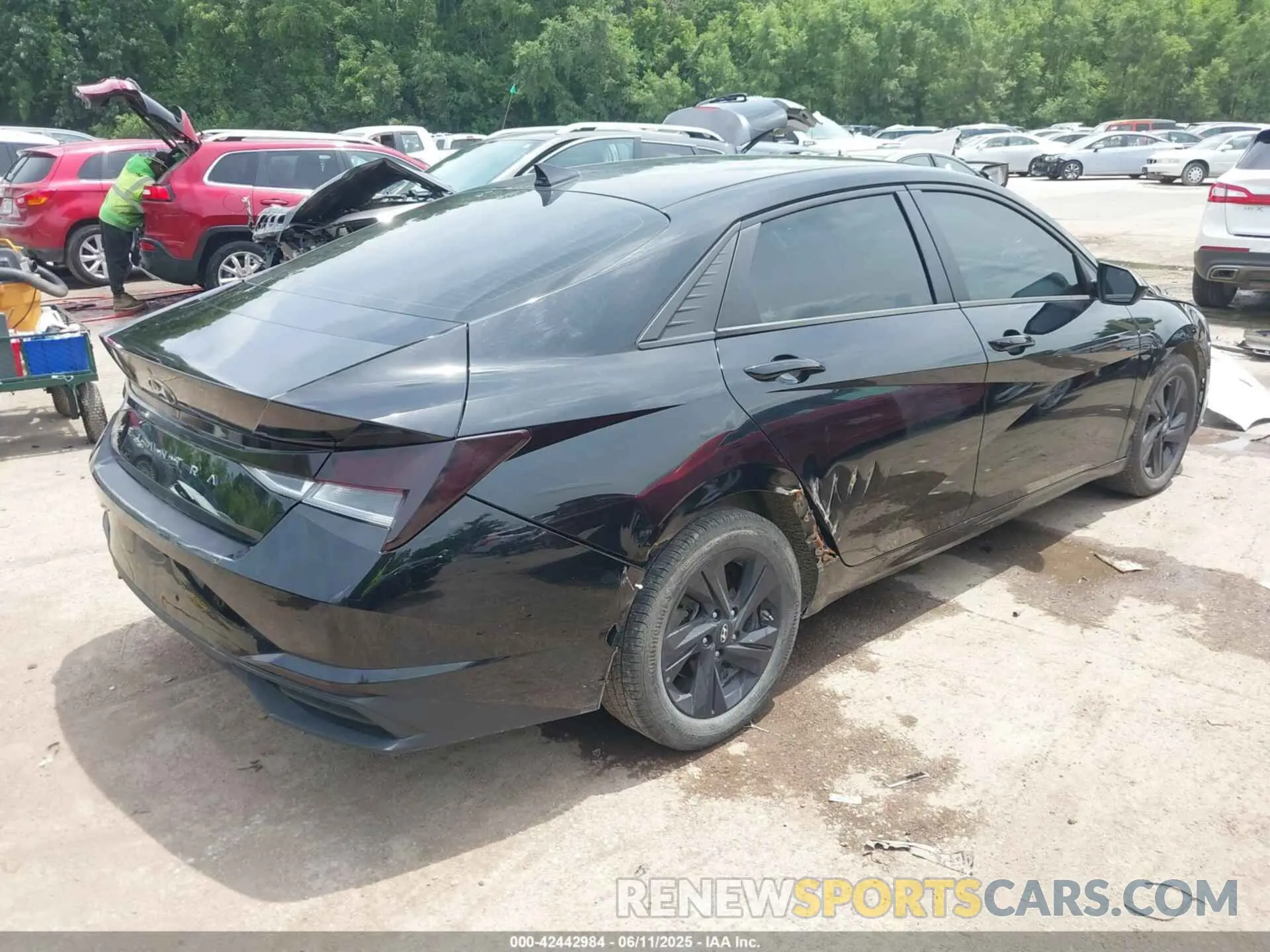 4 Photograph of a damaged car 5NPLS4AG5MH040514 HYUNDAI ELANTRA 2021