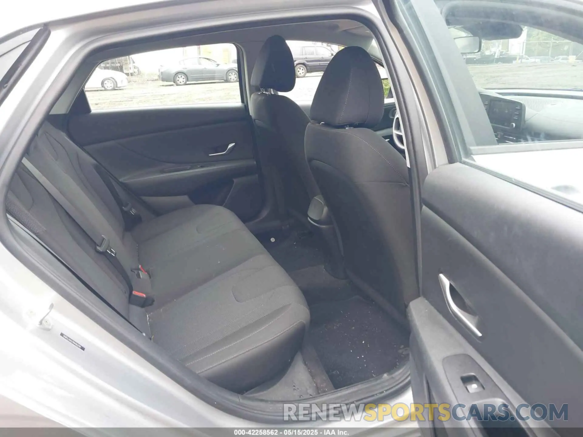 8 Photograph of a damaged car 5NPLL4AG1NH062119 HYUNDAI ELANTRA 2022