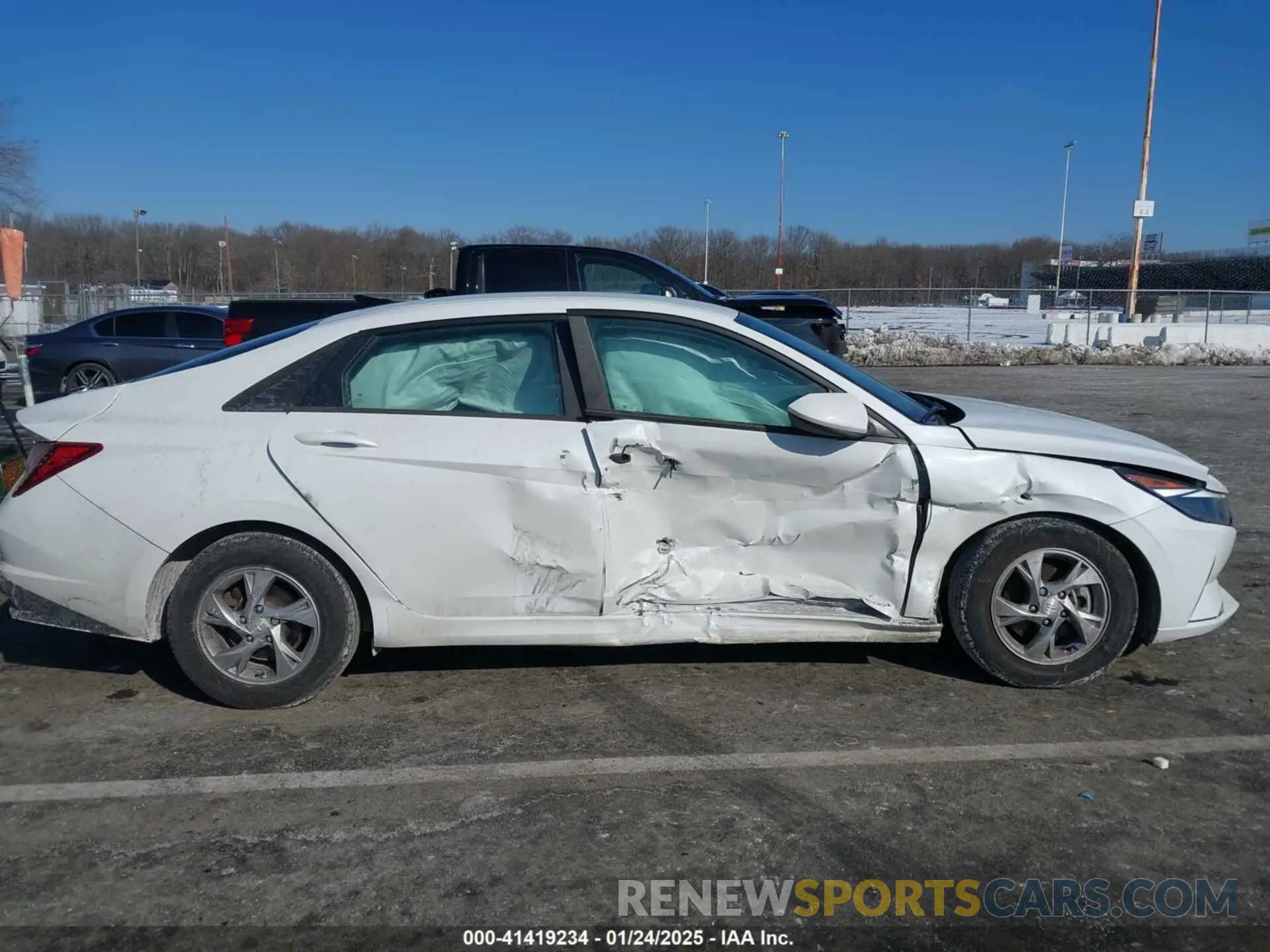 14 Photograph of a damaged car 5NPLL4AG9NH055757 HYUNDAI ELANTRA 2022