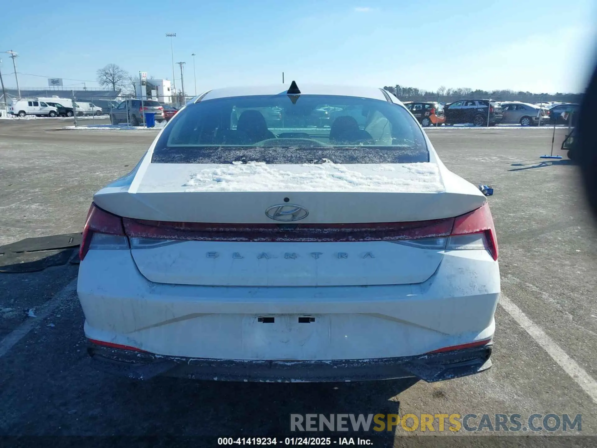 17 Photograph of a damaged car 5NPLL4AG9NH055757 HYUNDAI ELANTRA 2022